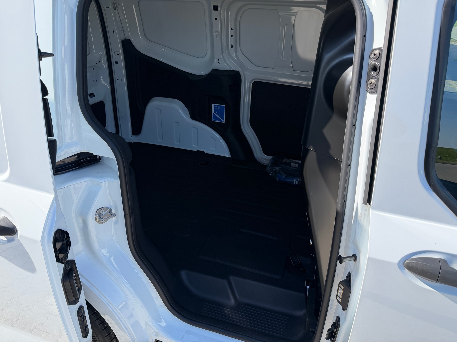 FORD E-Transit Courier Van Trend 43,5kWh-image-10