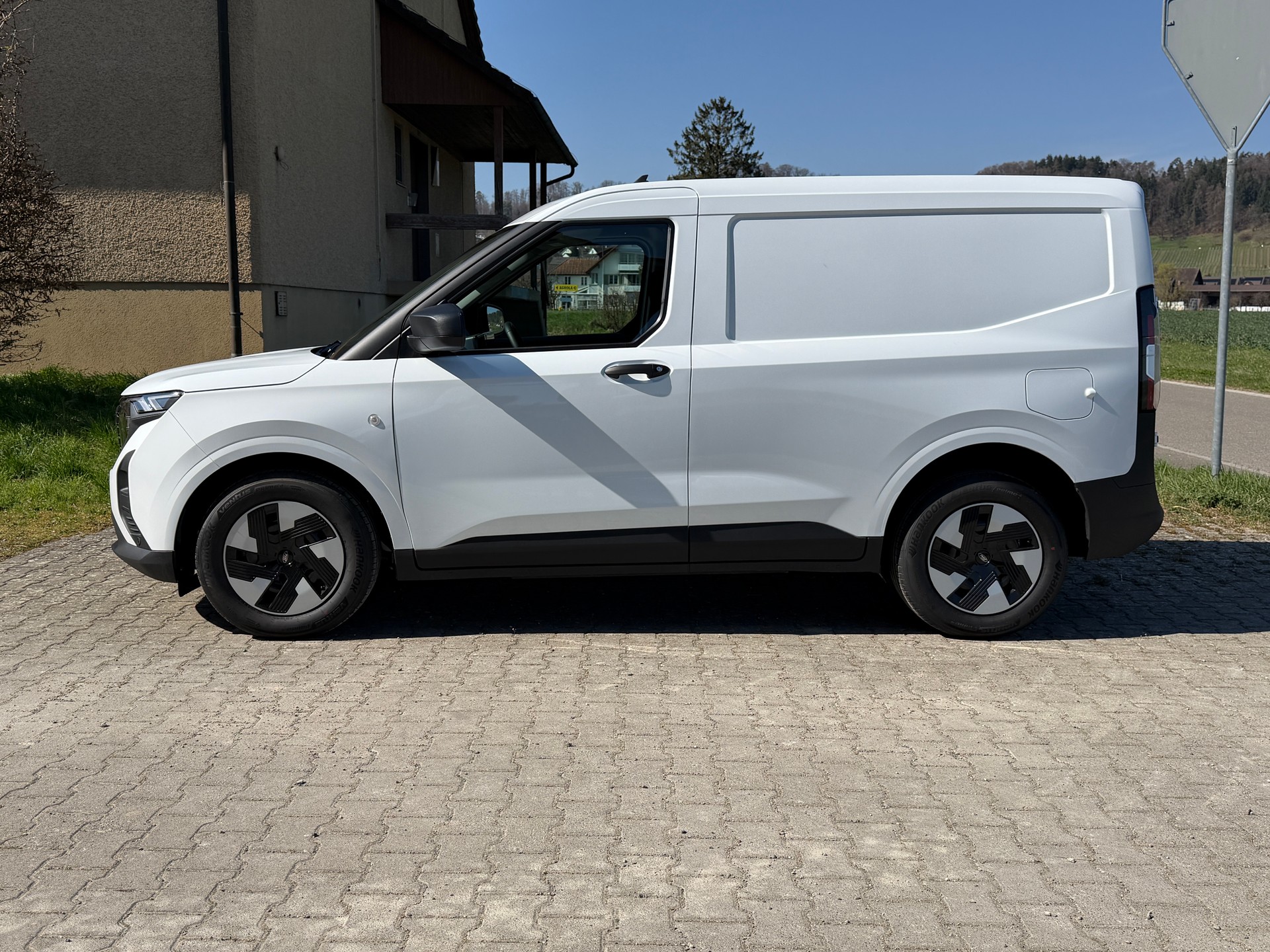 FORD E-Transit Courier Van Trend 43,5kWh-image-1