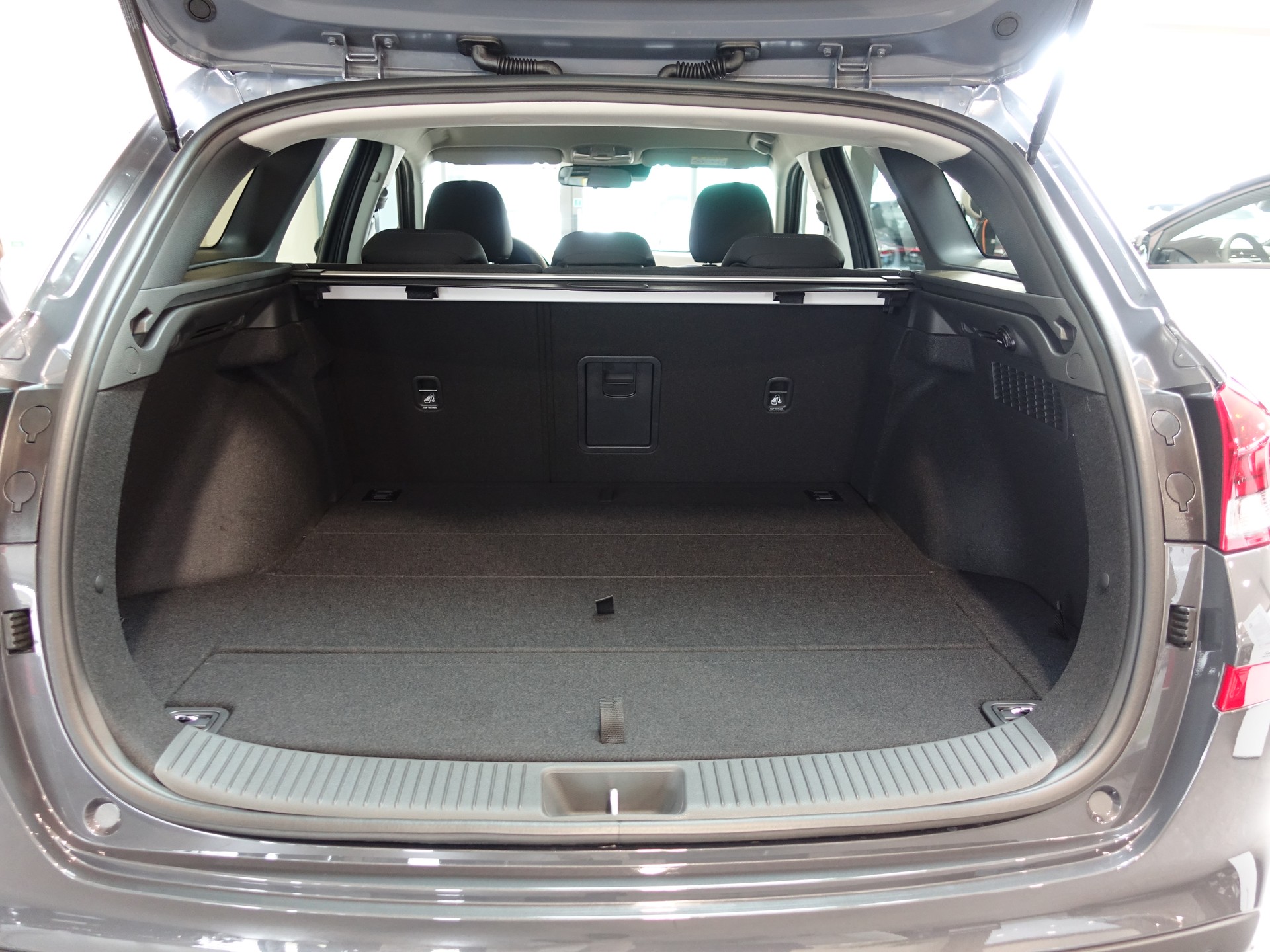 HYUNDAI i30 W 1.5 T-GDi AmpliaDCT-image-12