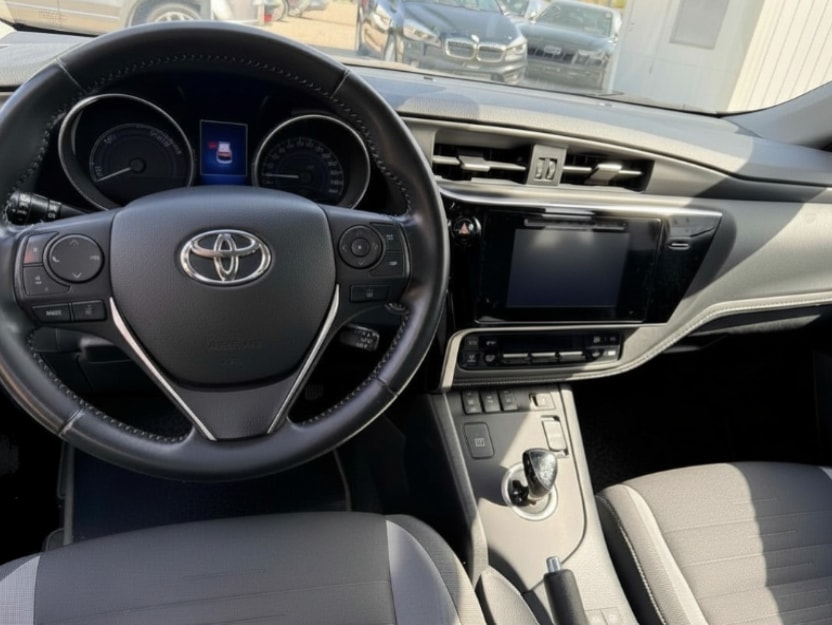TOYOTA Auris 1.8 HSD Trend e-CVT-image-3