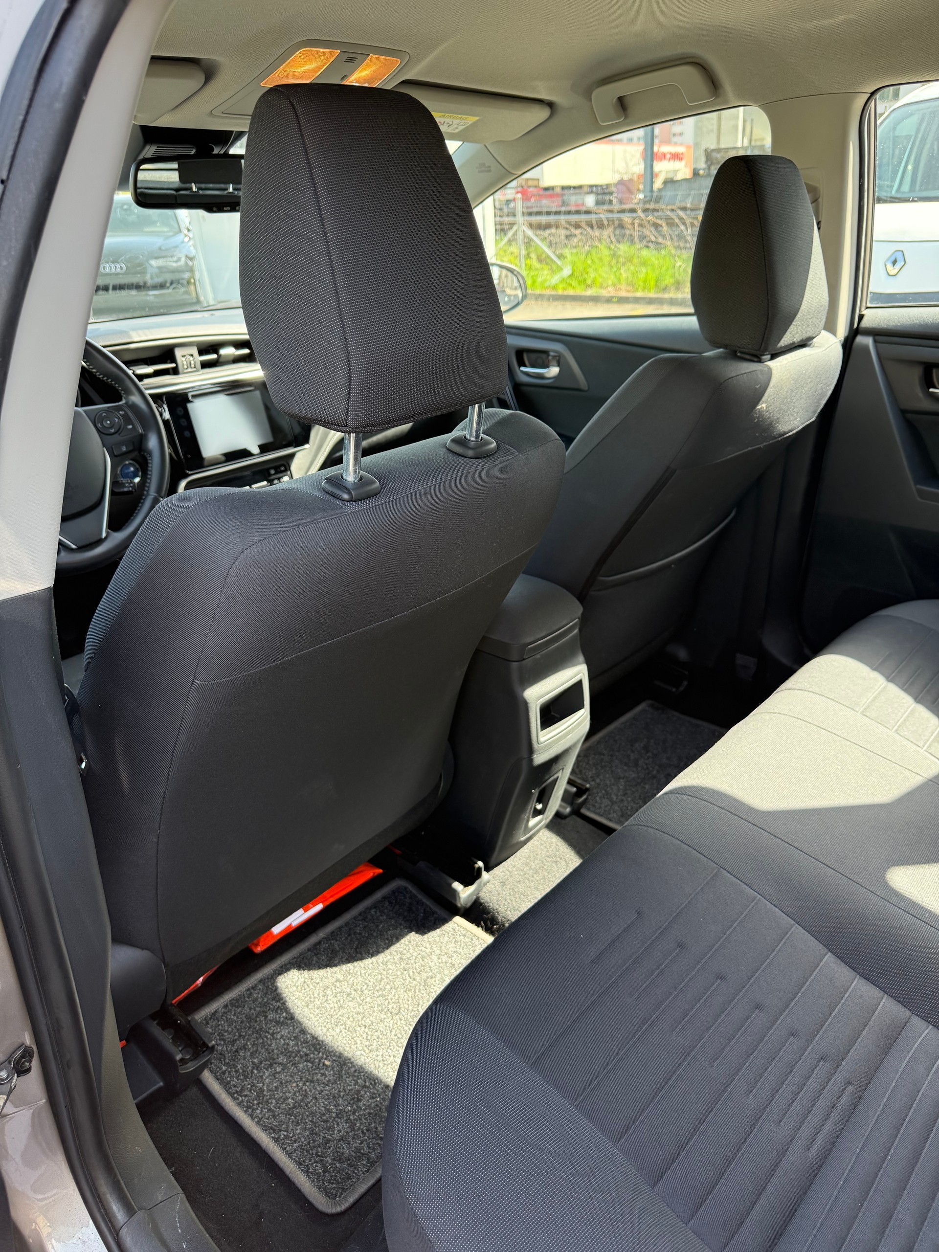 TOYOTA Auris 1.8 HSD Trend e-CVT-image-4