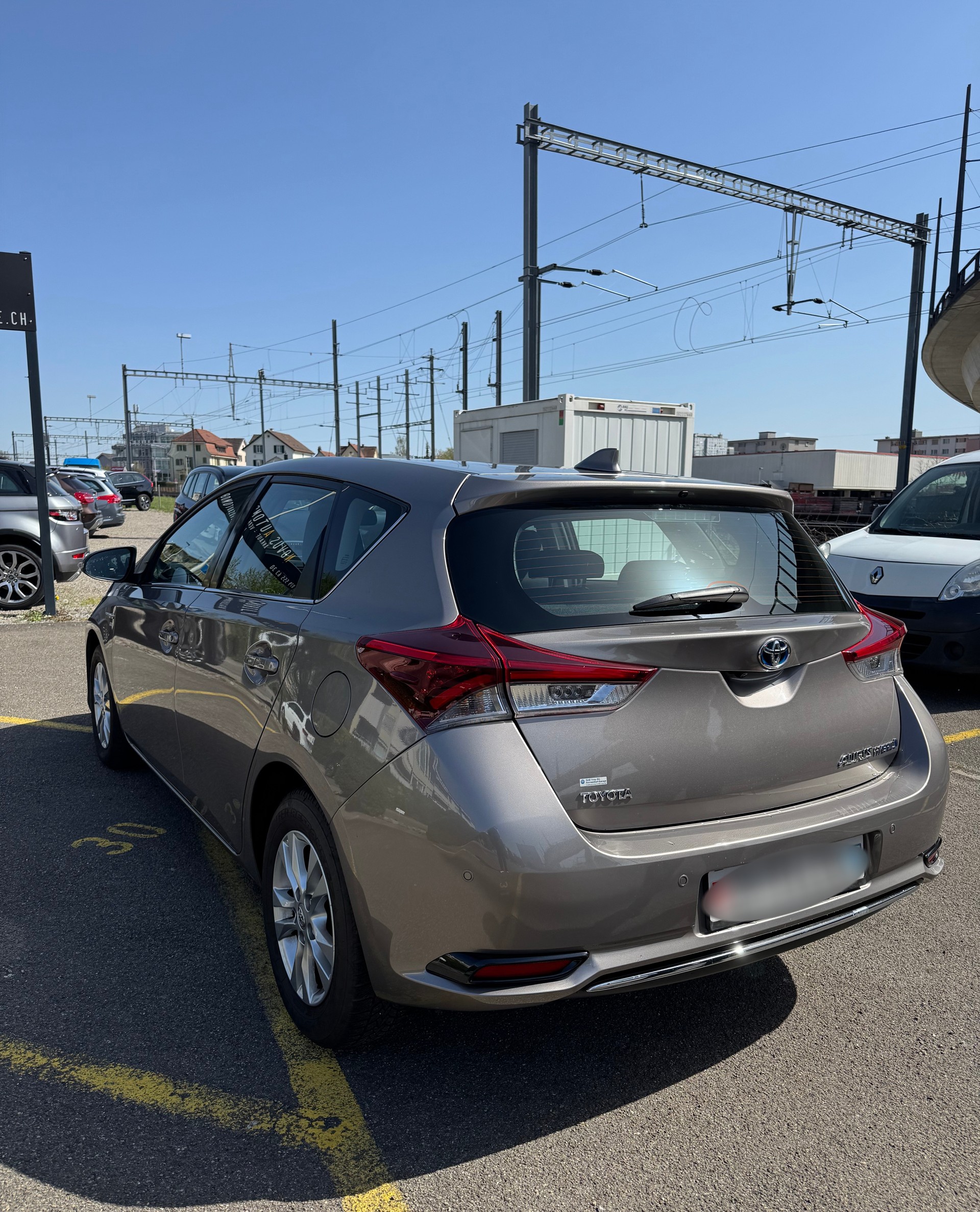 TOYOTA Auris 1.8 HSD Trend e-CVT-image-2