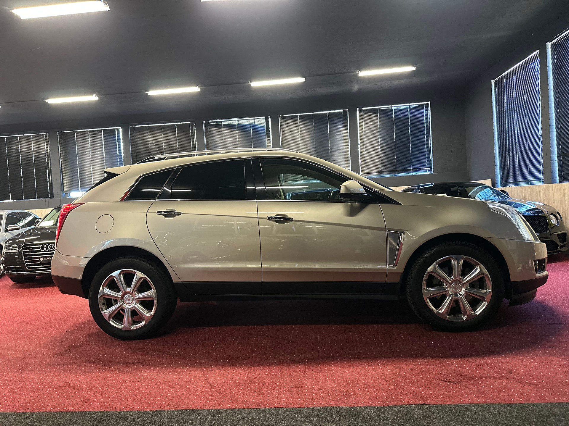 CADILLAC SRX 3.6 V6 Sport Luxury 4WD Automatic / ** Frisch ab MFK + Service **-showroom-element-3