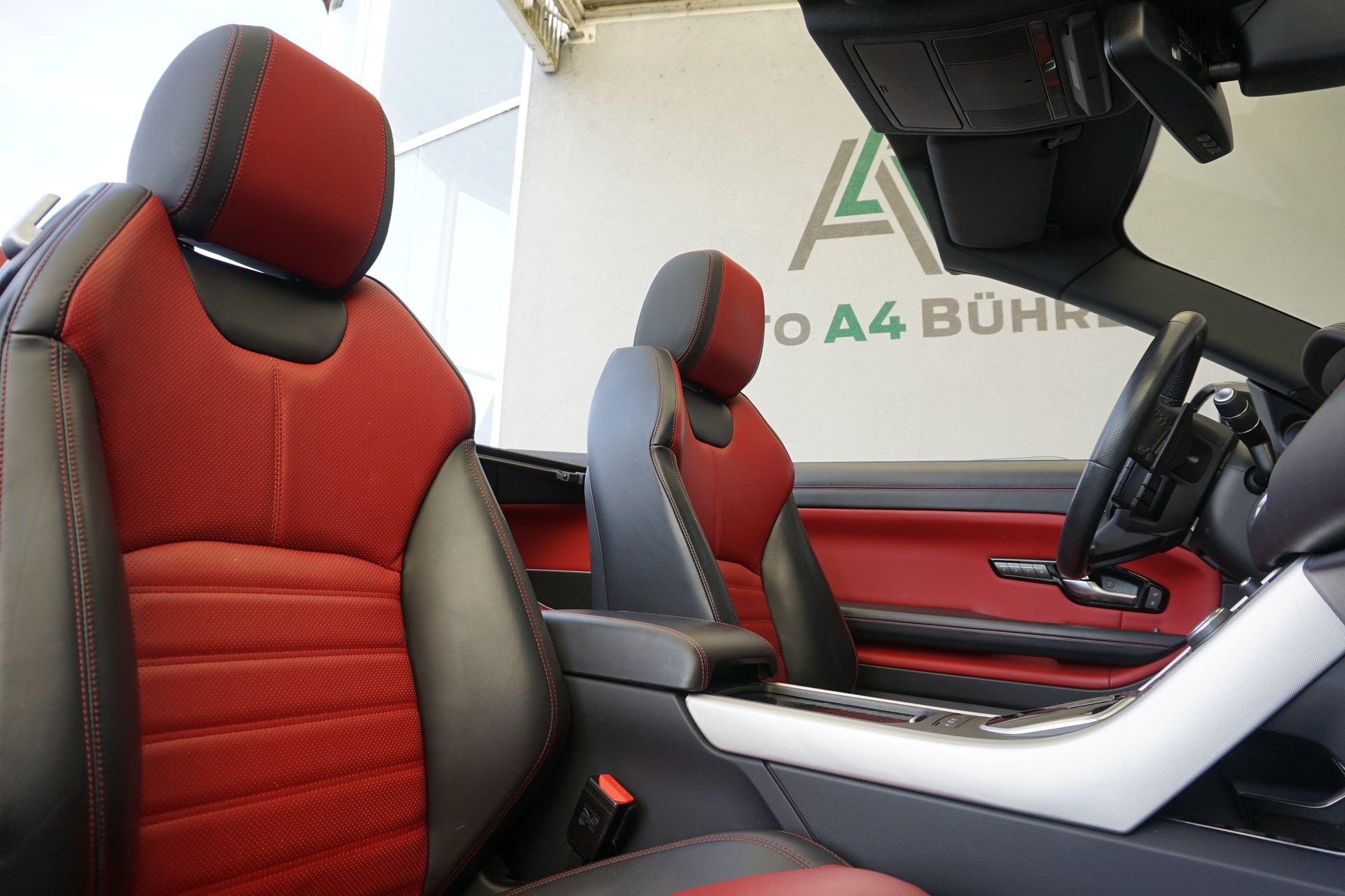 LAND ROVER Evoque 2.0Si4 HSE Dynamic Convertible 241 PS-image-28