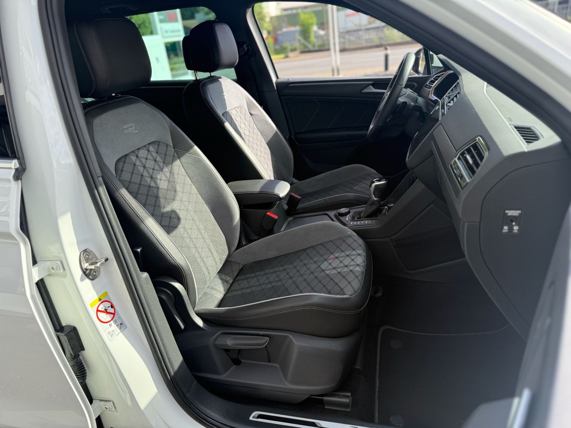 VW Tiguan 2.0 TDI SCR R-Line 4Motion DSG-image-27