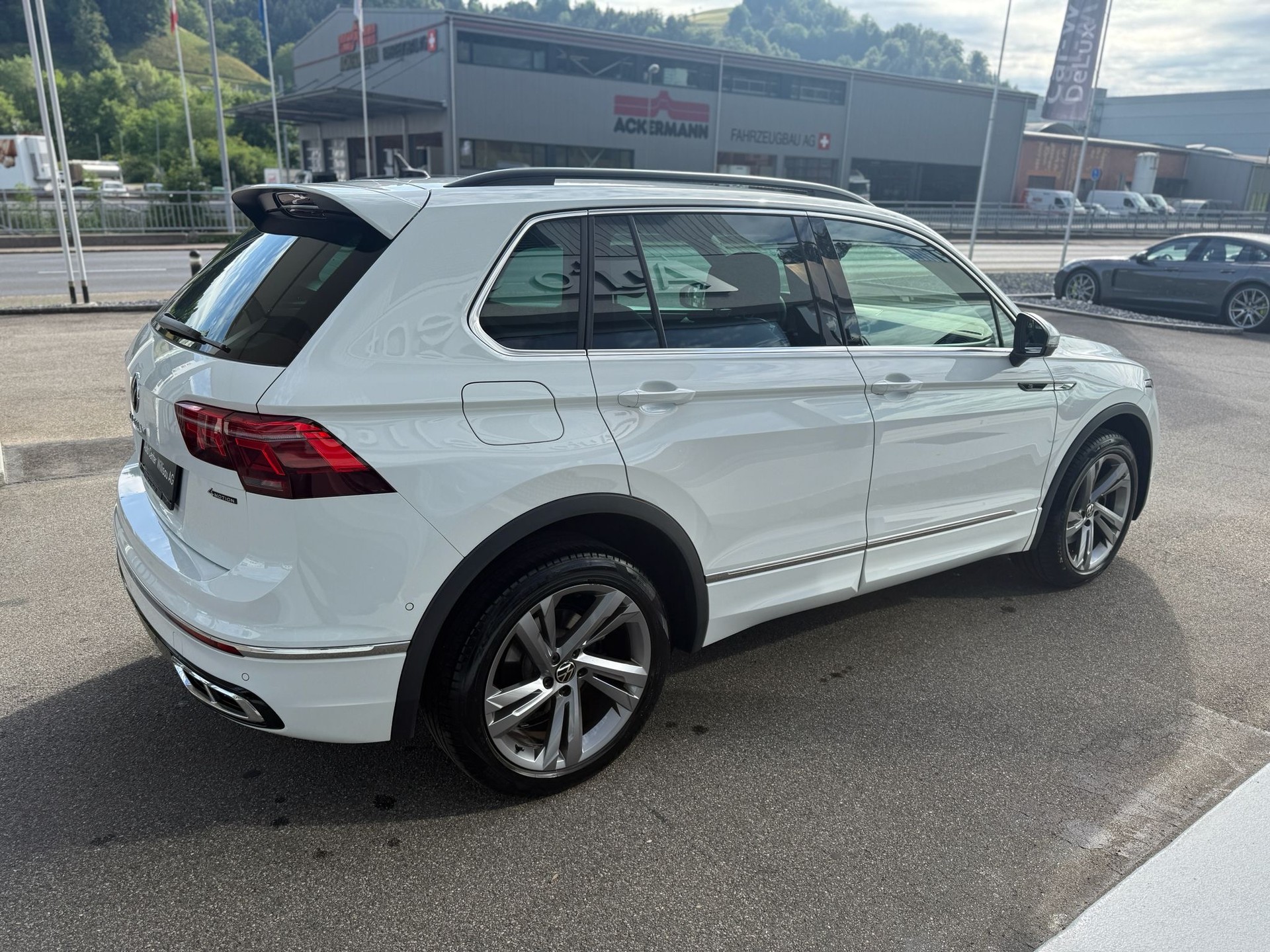 VW Tiguan 2.0 TDI SCR R-Line 4Motion DSG-image-16