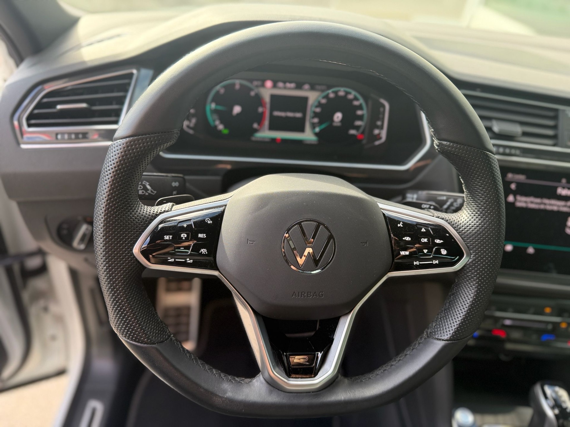 VW Tiguan 2.0 TDI SCR R-Line 4Motion DSG-image-22