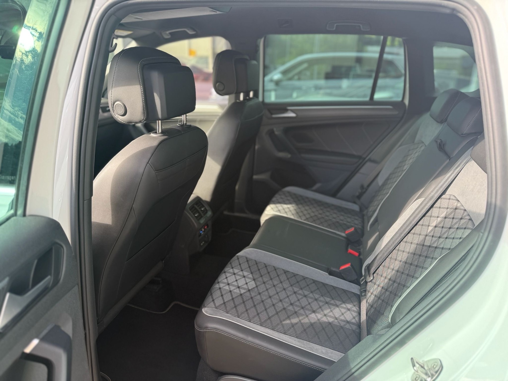 VW Tiguan 2.0 TDI SCR R-Line 4Motion DSG-image-18