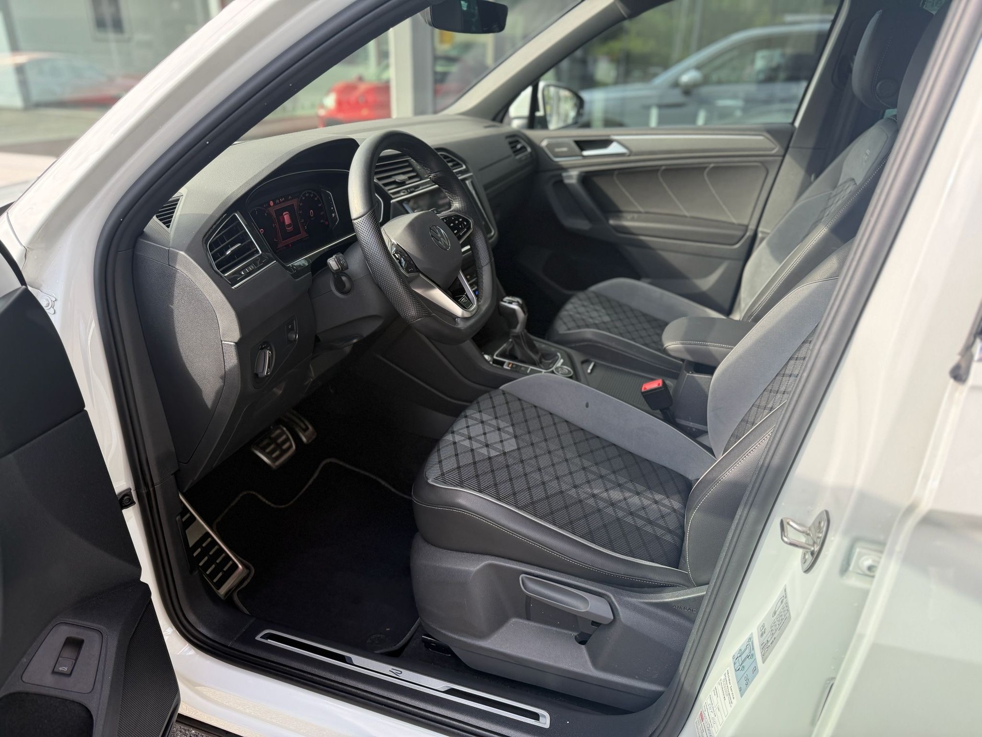 VW Tiguan 2.0 TDI SCR R-Line 4Motion DSG-image-13
