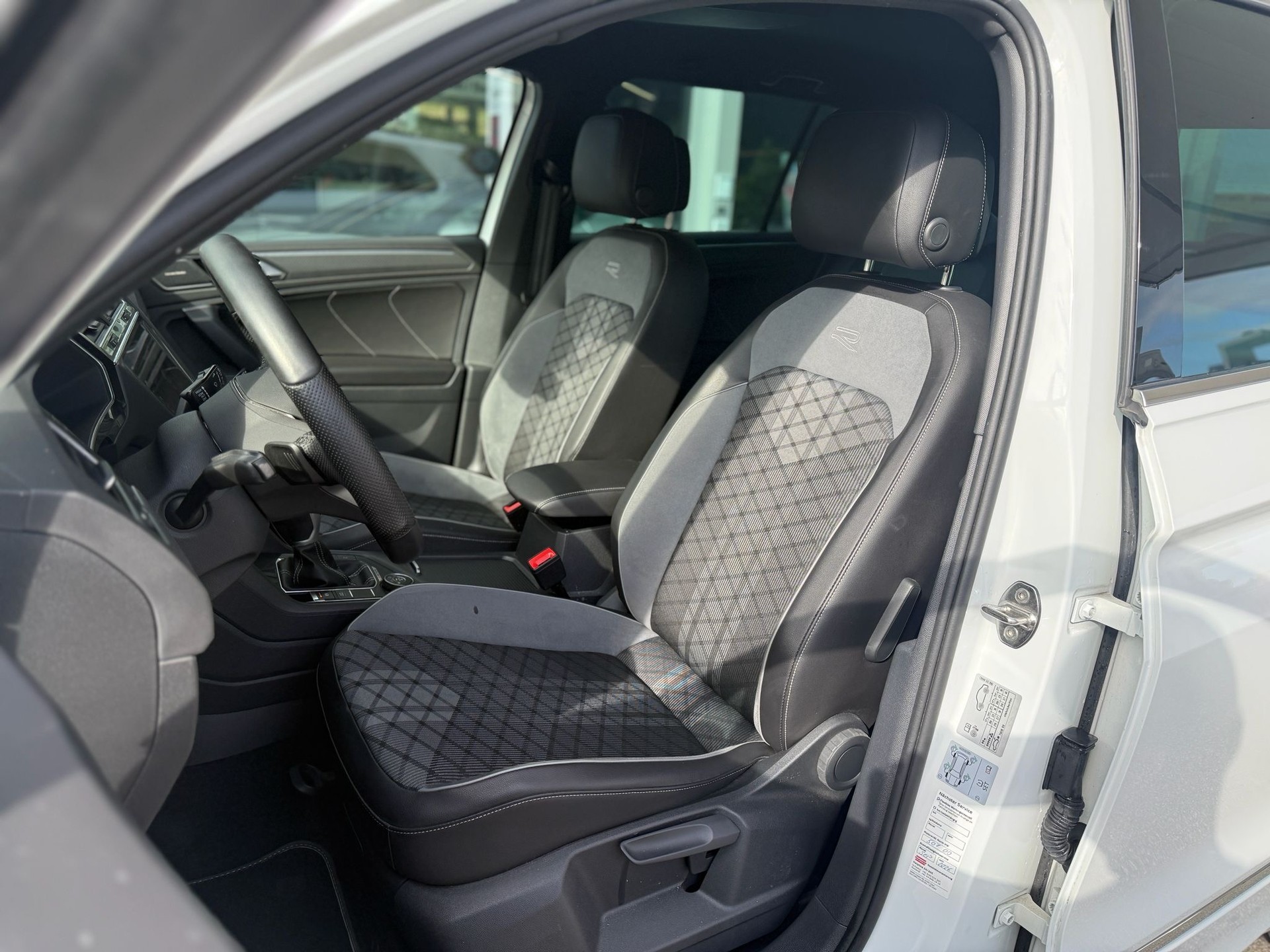 VW Tiguan 2.0 TDI SCR R-Line 4Motion DSG-image-23