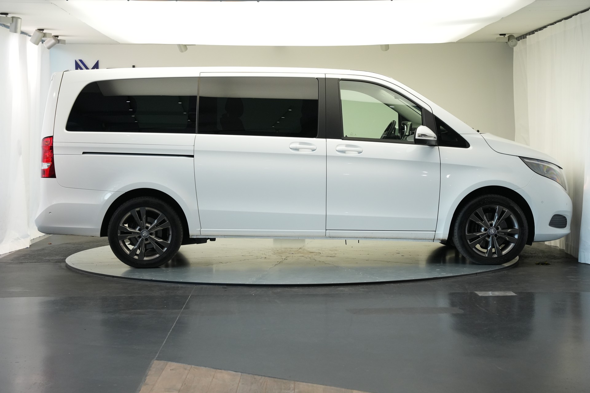 MERCEDES-BENZ V 220 d lang 4Matic 7G-Tronic *CH-Fahrzeug* *8 Sitze*-showroom-element-3