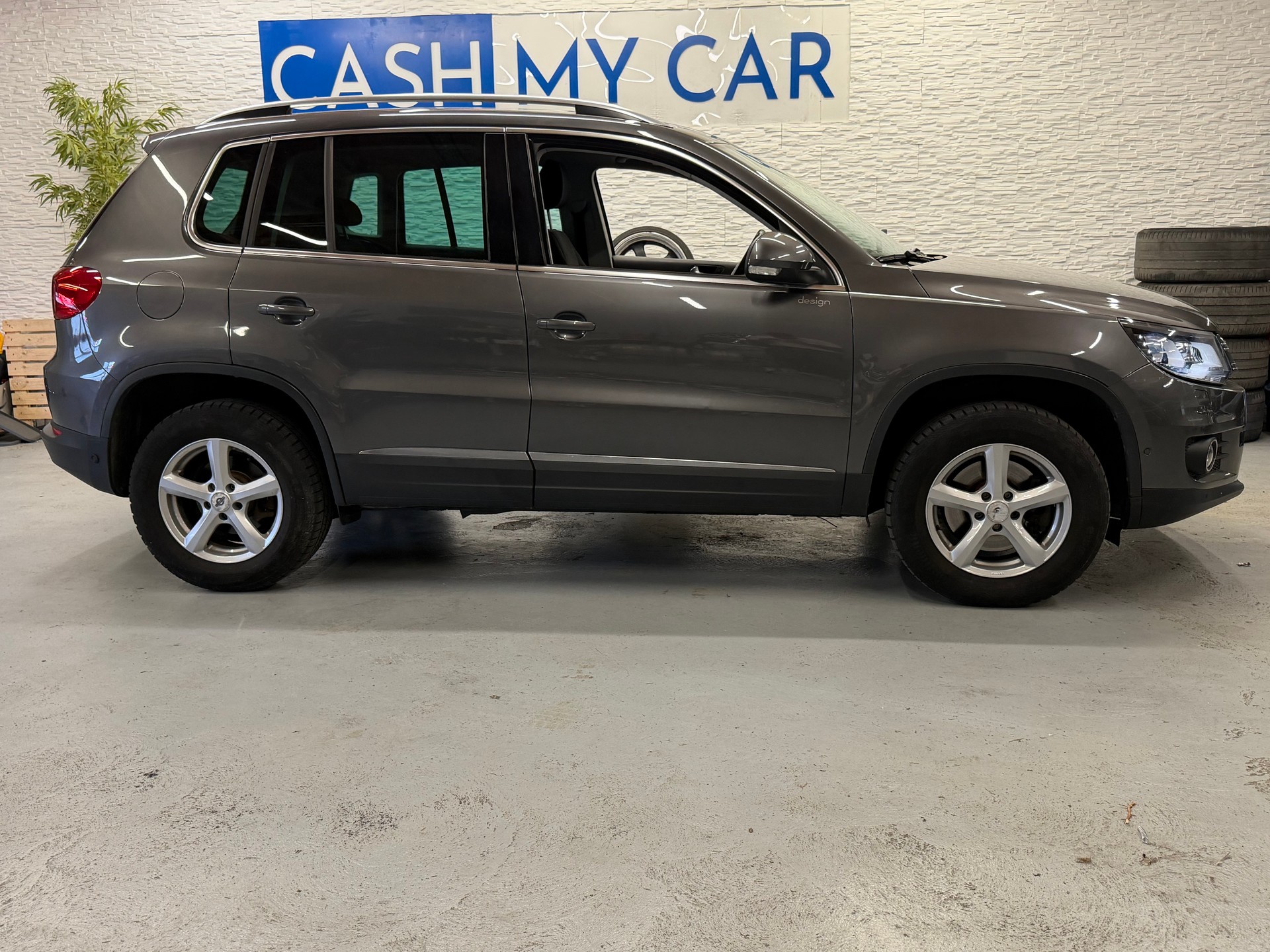 VW Tiguan 2.0 TDI BlueMotion Sport&Style 4Motion-showroom-element-3