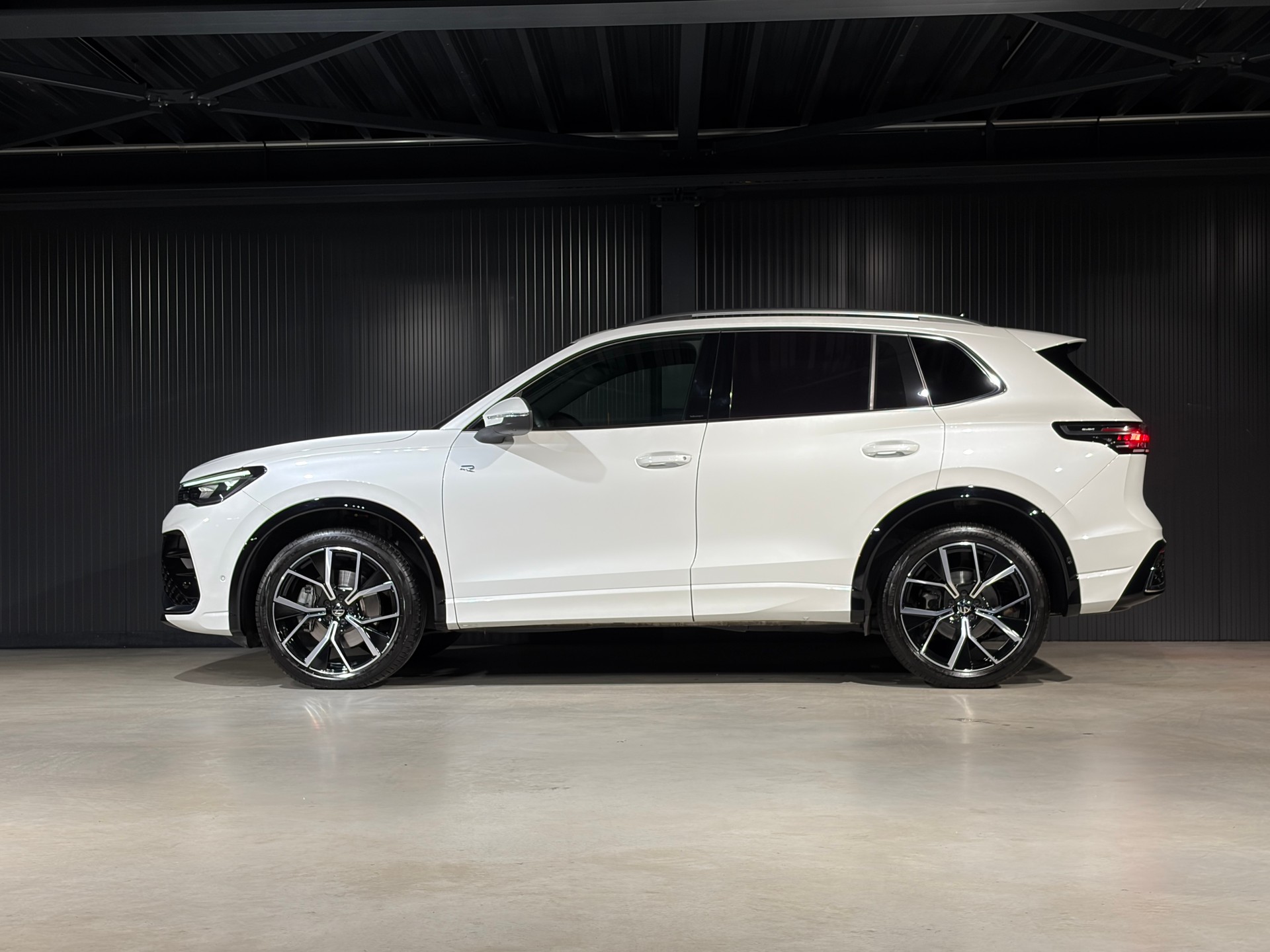 VW Tiguan 2.0 TDI SCR R-Line DSG-image-8