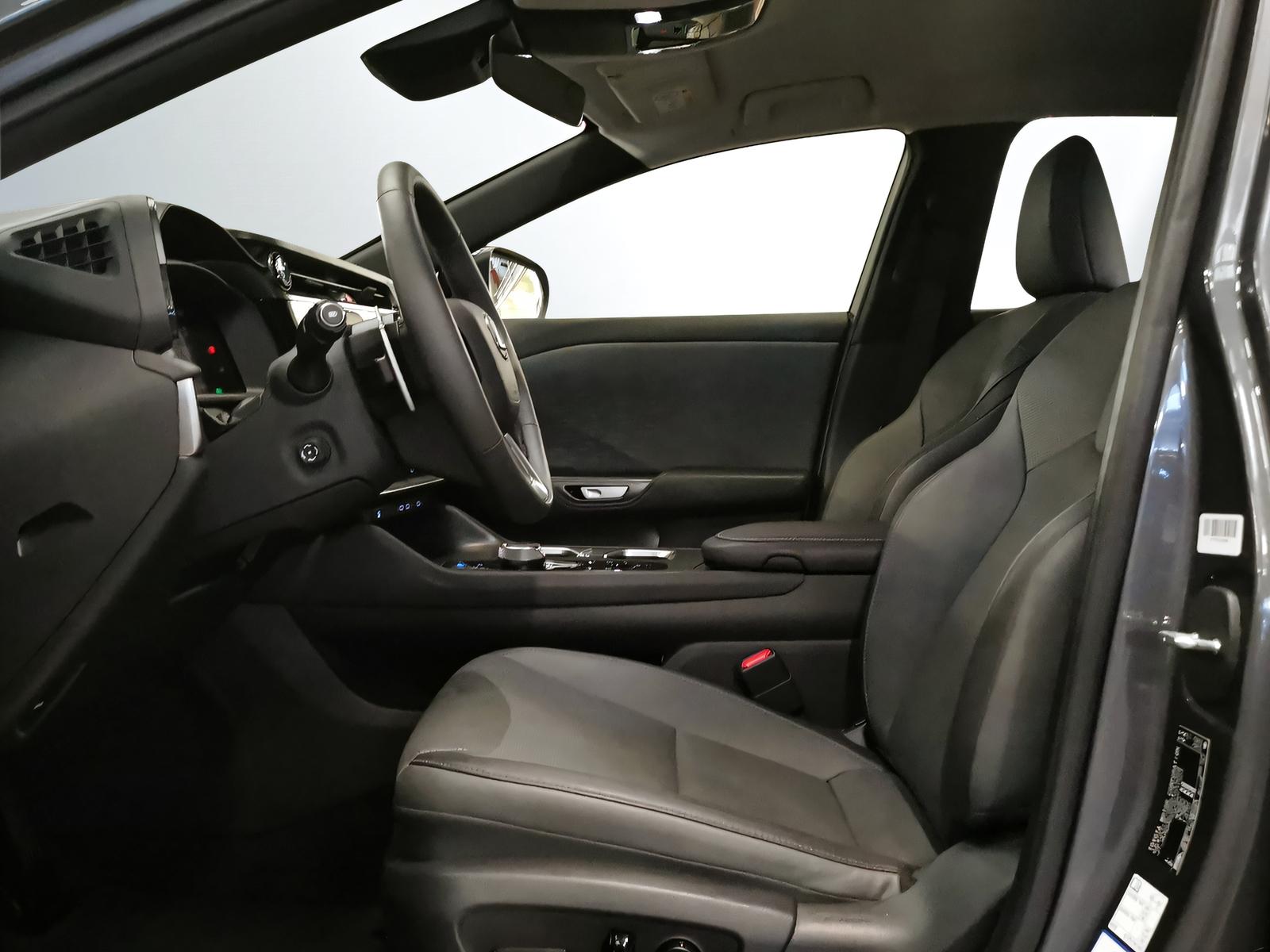 LEXUS RZ 450e Comfort-showroom-element-3