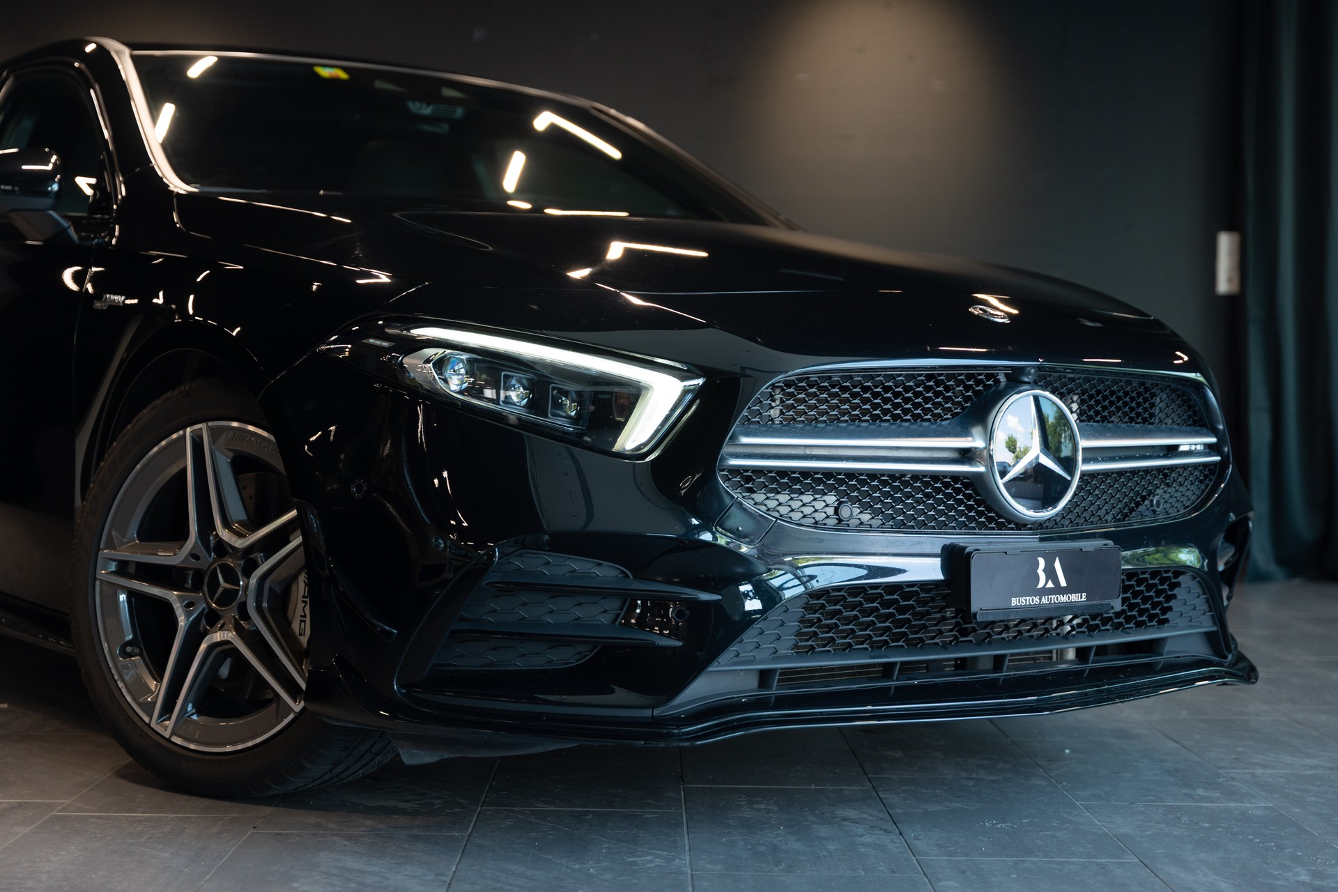 MERCEDES-BENZ A 35 AMG 4Matic Speedshift / CH Auto / Gratis Service / Pano-Schiebedach / Head Up Display / Premium Plus Paket / WC-image-1