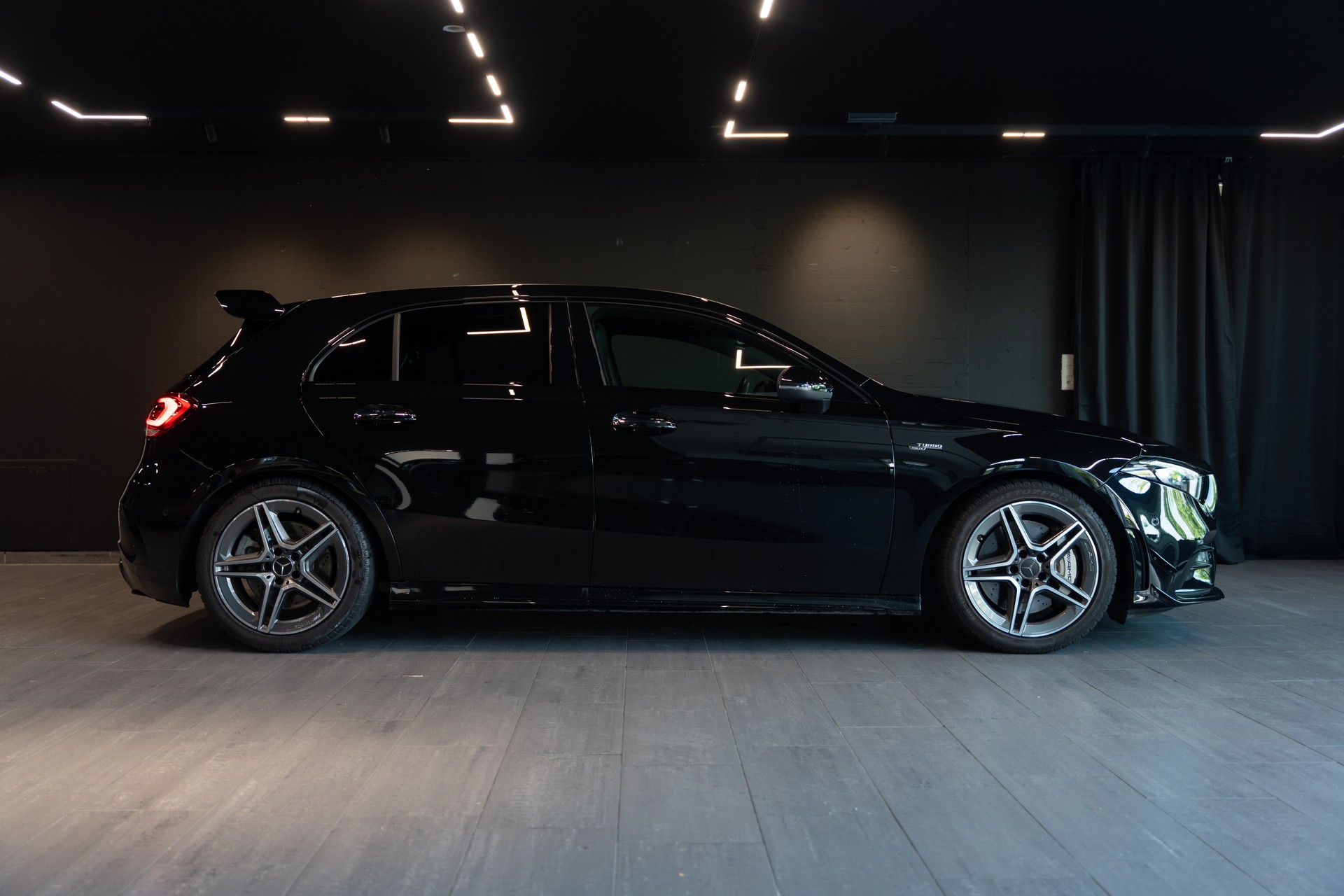 MERCEDES-BENZ A 35 AMG 4Matic Speedshift / CH Auto / Gratis Service / Pano-Schiebedach / Head Up Display / Premium Plus Paket / WC-image-5