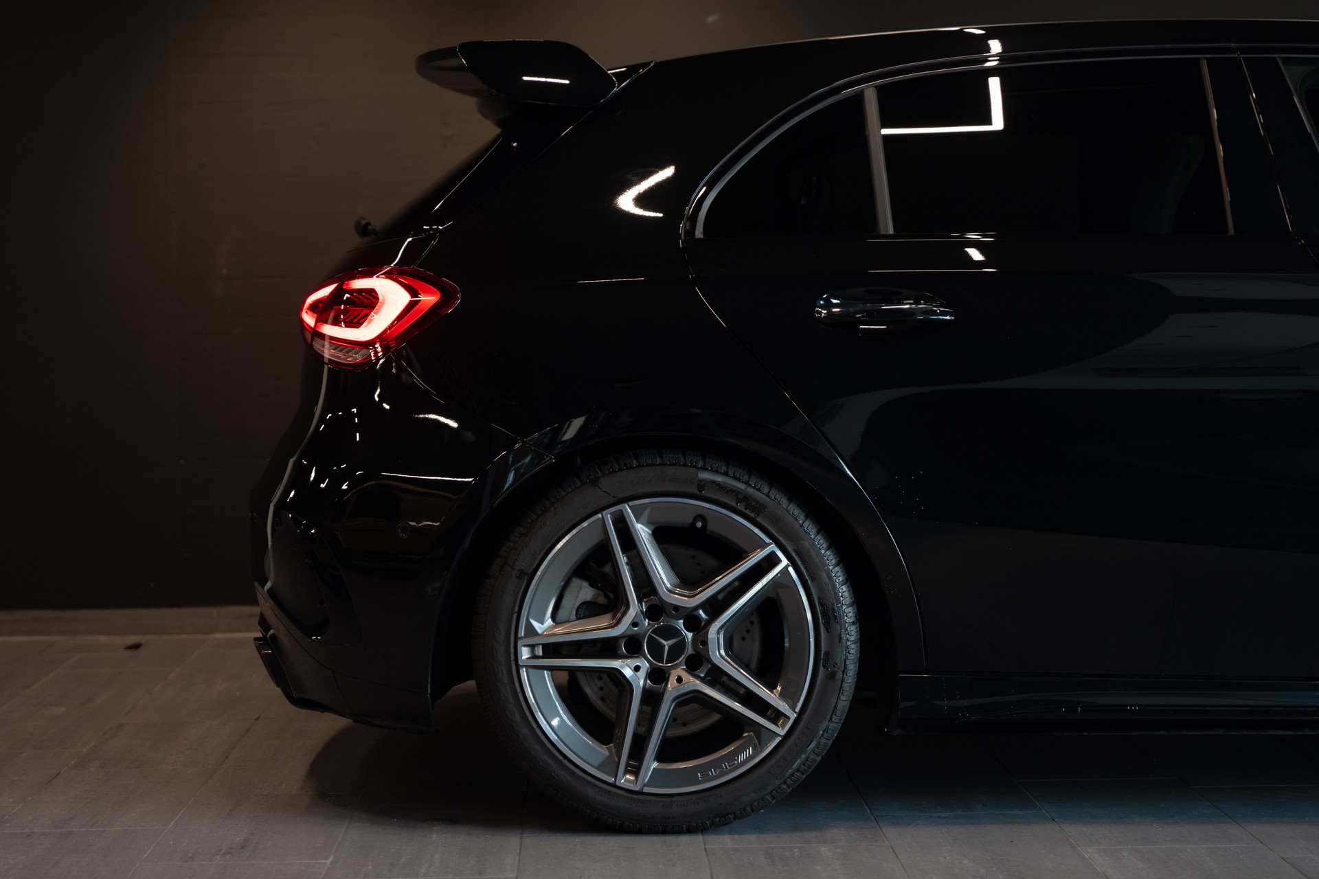 MERCEDES-BENZ A 35 AMG 4Matic Speedshift / CH Auto / Gratis Service / Pano-Schiebedach / Head Up Display / Premium Plus Paket / WC-image-4