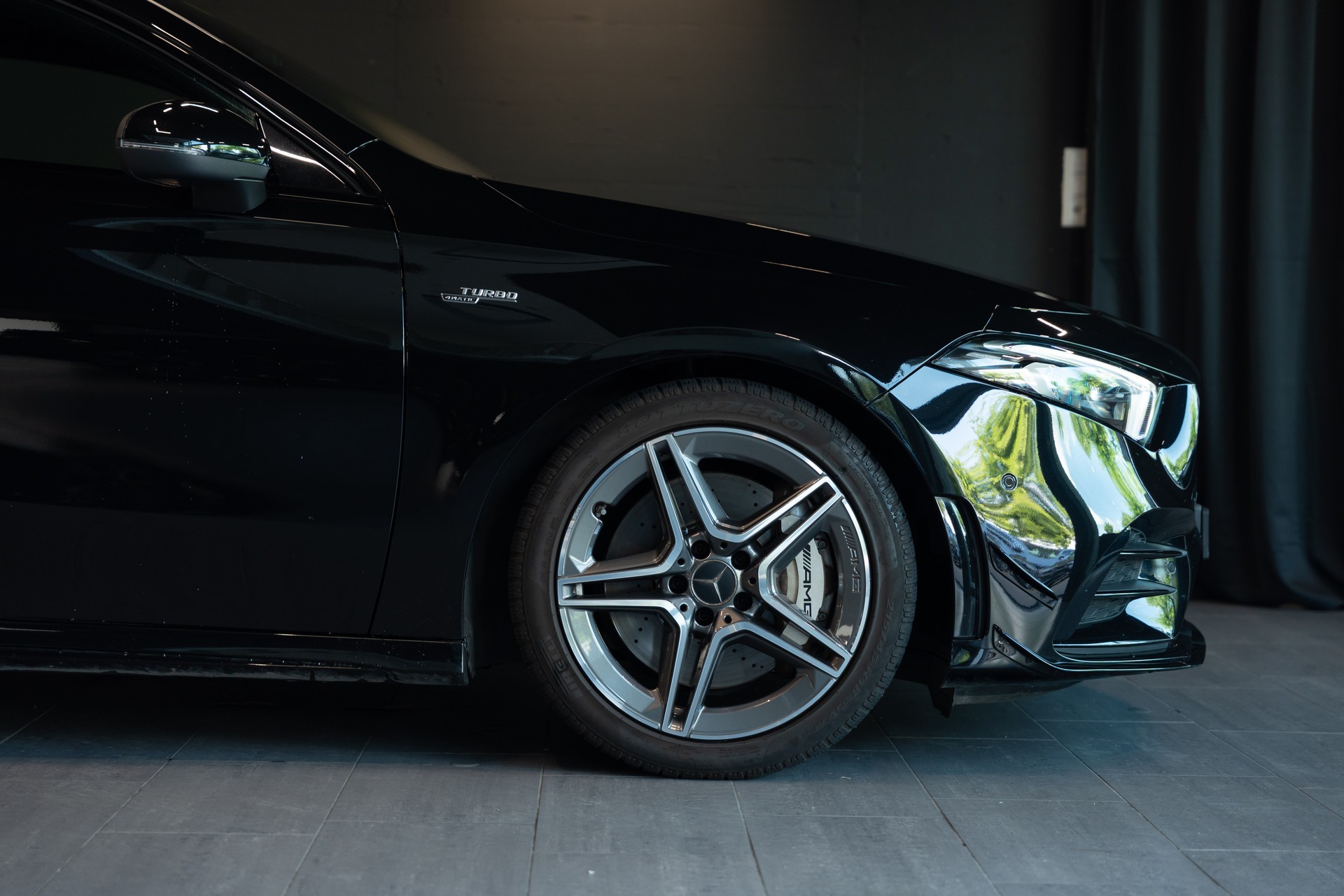 MERCEDES-BENZ A 35 AMG 4Matic Speedshift / CH Auto / Gratis Service / Pano-Schiebedach / Head Up Display / Premium Plus Paket / WC-image-3