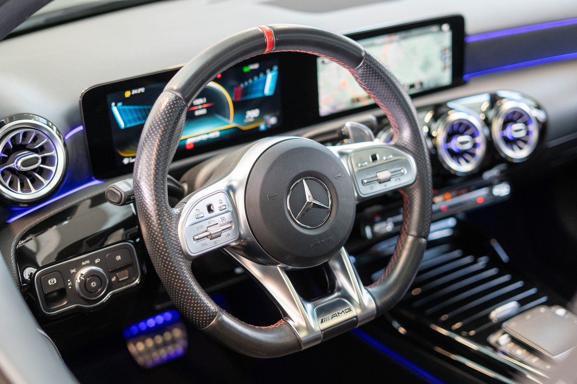 MERCEDES-BENZ A 35 AMG 4matic Limousine / Panorama-Schiebedach / Burmester / Ambiente-Beleuchtung-image-9