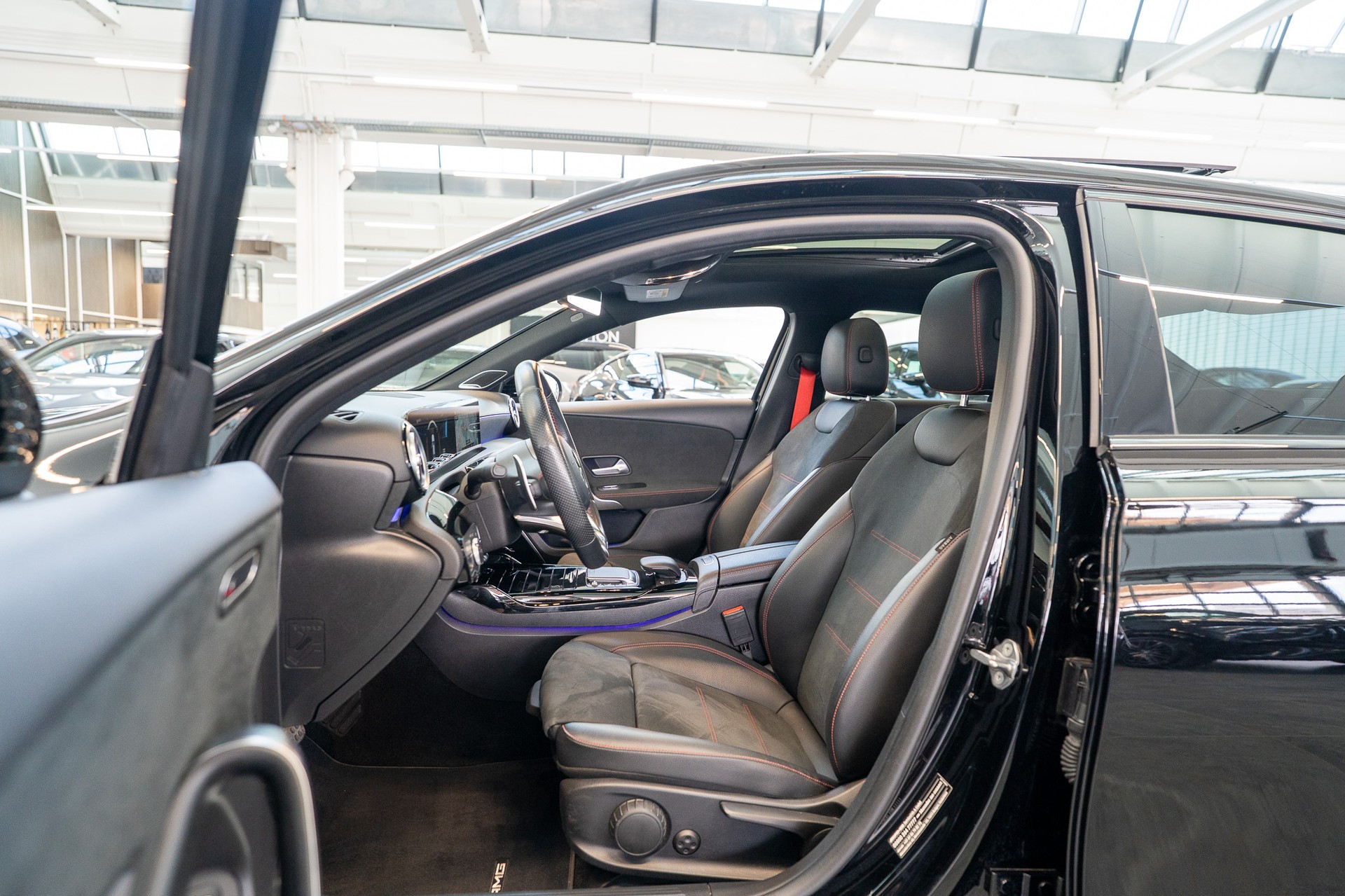 MERCEDES-BENZ A 35 AMG 4matic Limousine / Panorama-Schiebedach / Burmester / Ambiente-Beleuchtung-image-11