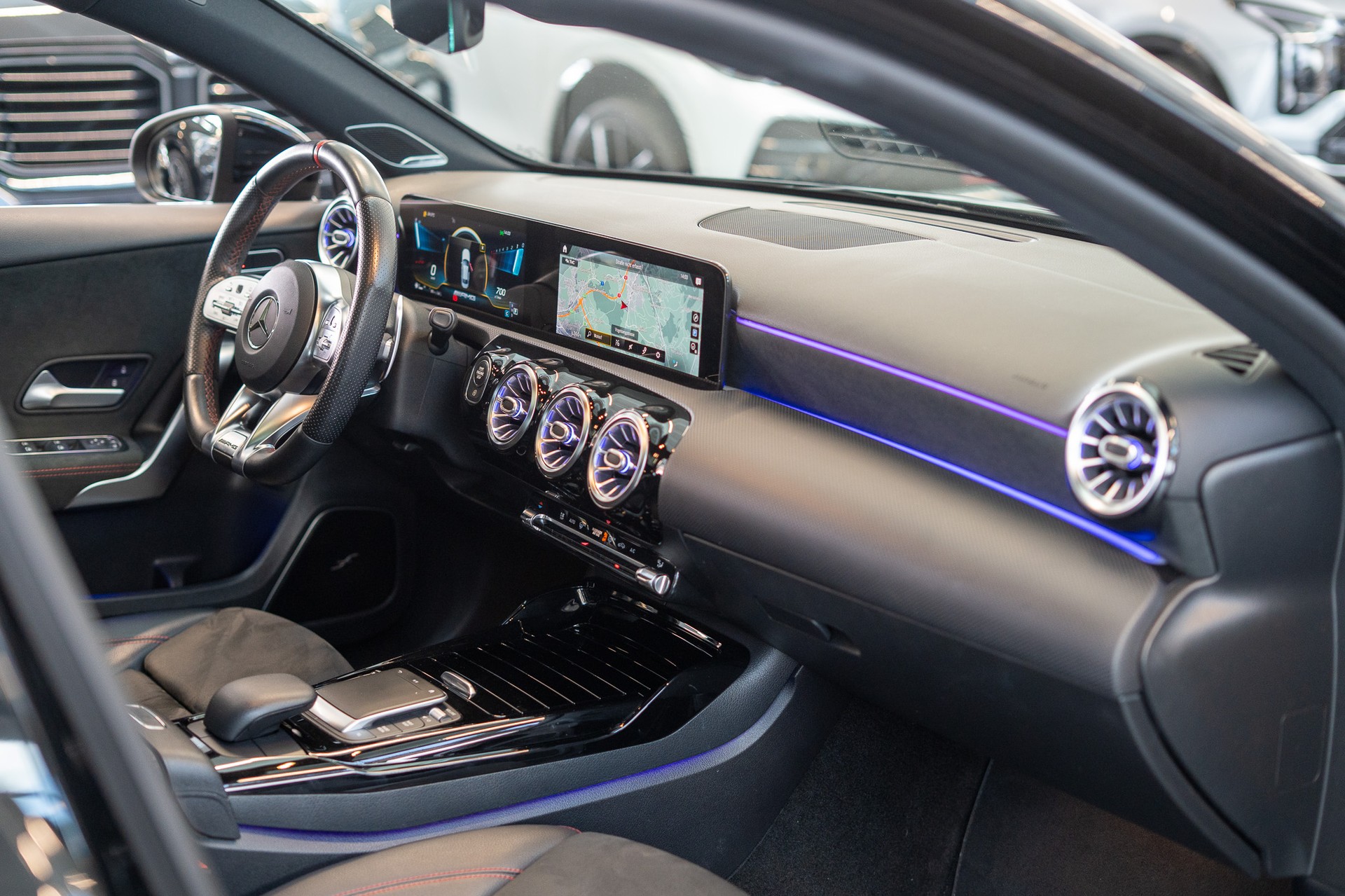 MERCEDES-BENZ A 35 AMG 4matic Limousine / Panorama-Schiebedach / Burmester / Ambiente-Beleuchtung-image-16