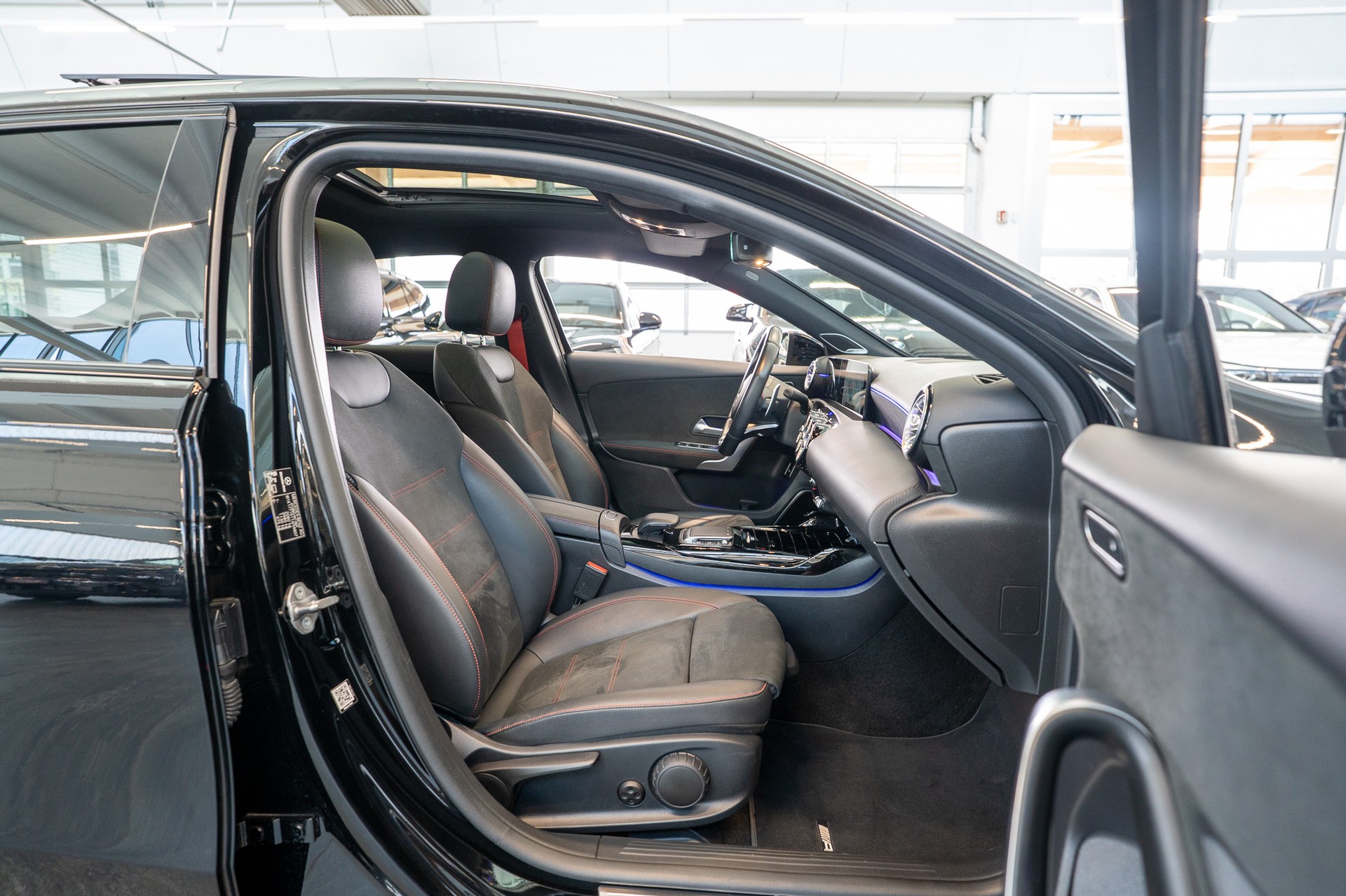 MERCEDES-BENZ A 35 AMG 4matic Limousine / Panorama-Schiebedach / Burmester / Ambiente-Beleuchtung-image-15