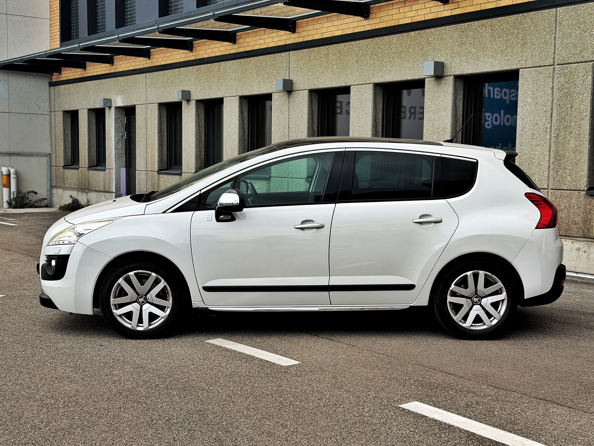 PEUGEOT 3008 HYbrid4 2.0 HDI EGS6-showroom-element-1