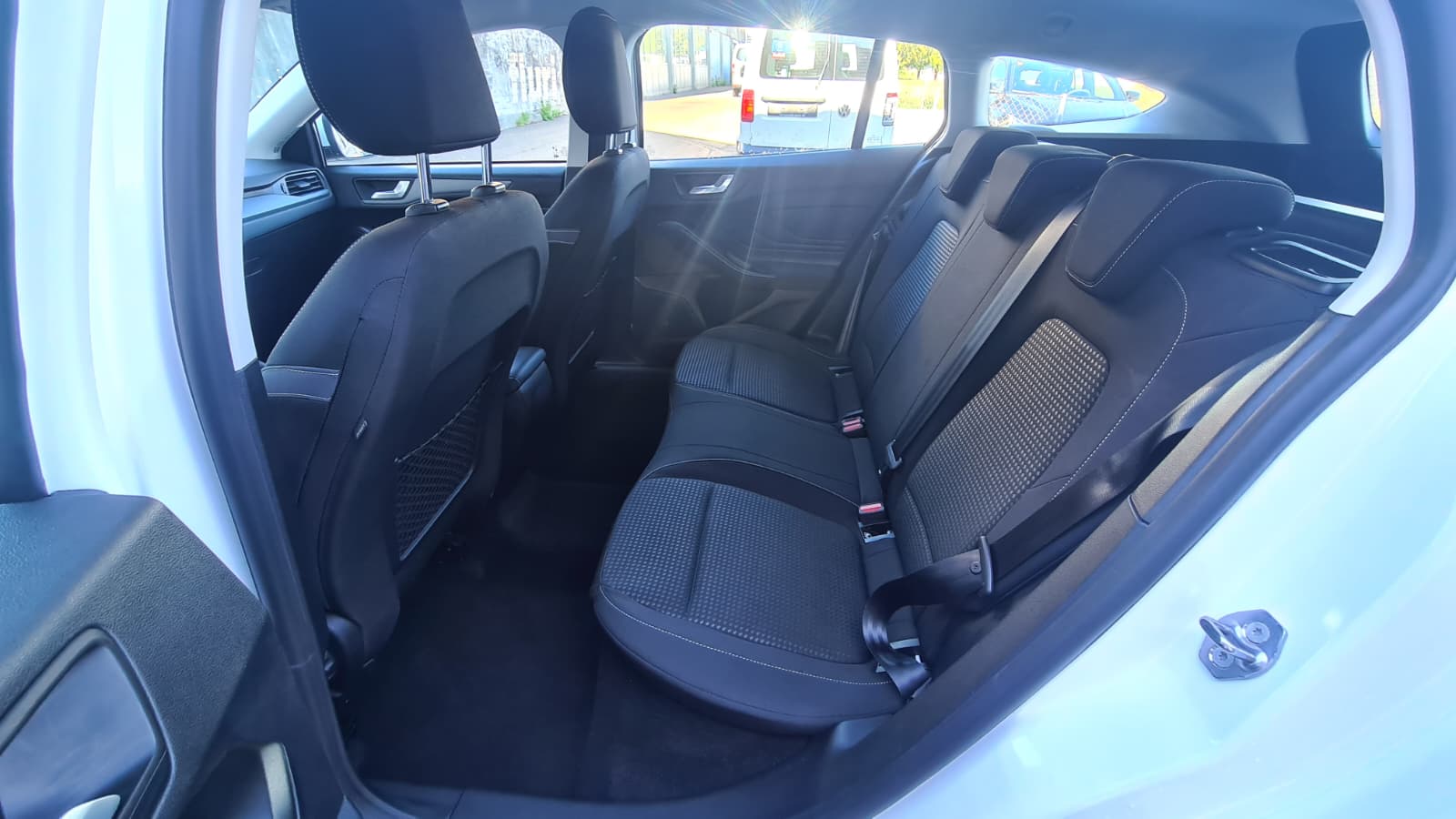 FORD Focus 1.5 TDCi Cool Connect Automatic ** Gr-Navi ** Klimaautomat ** Tempomat ** PDC ** Frisch Ab MFK & Service **-image-18