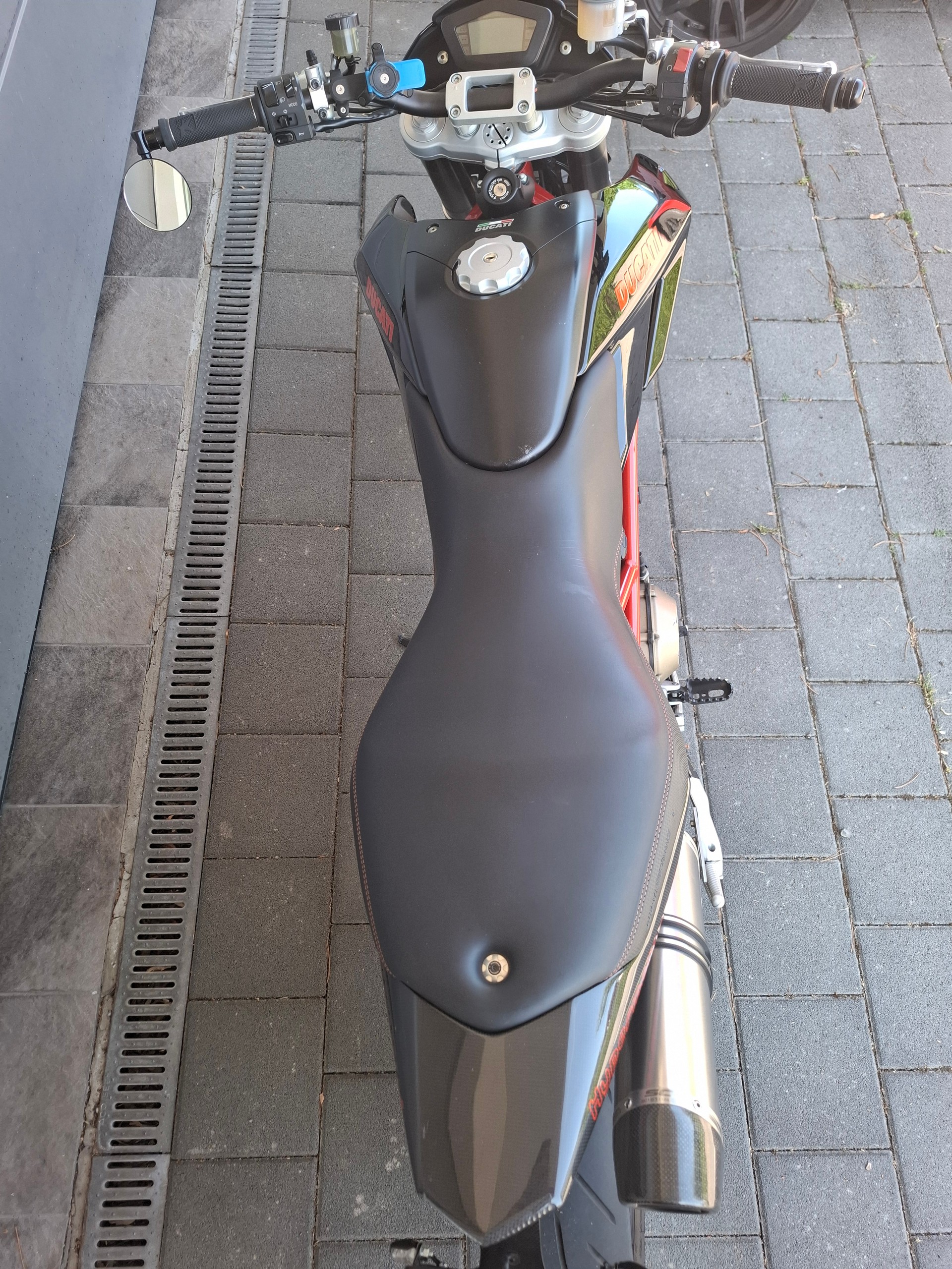 DUCATI Hypermotard 1100-image-2