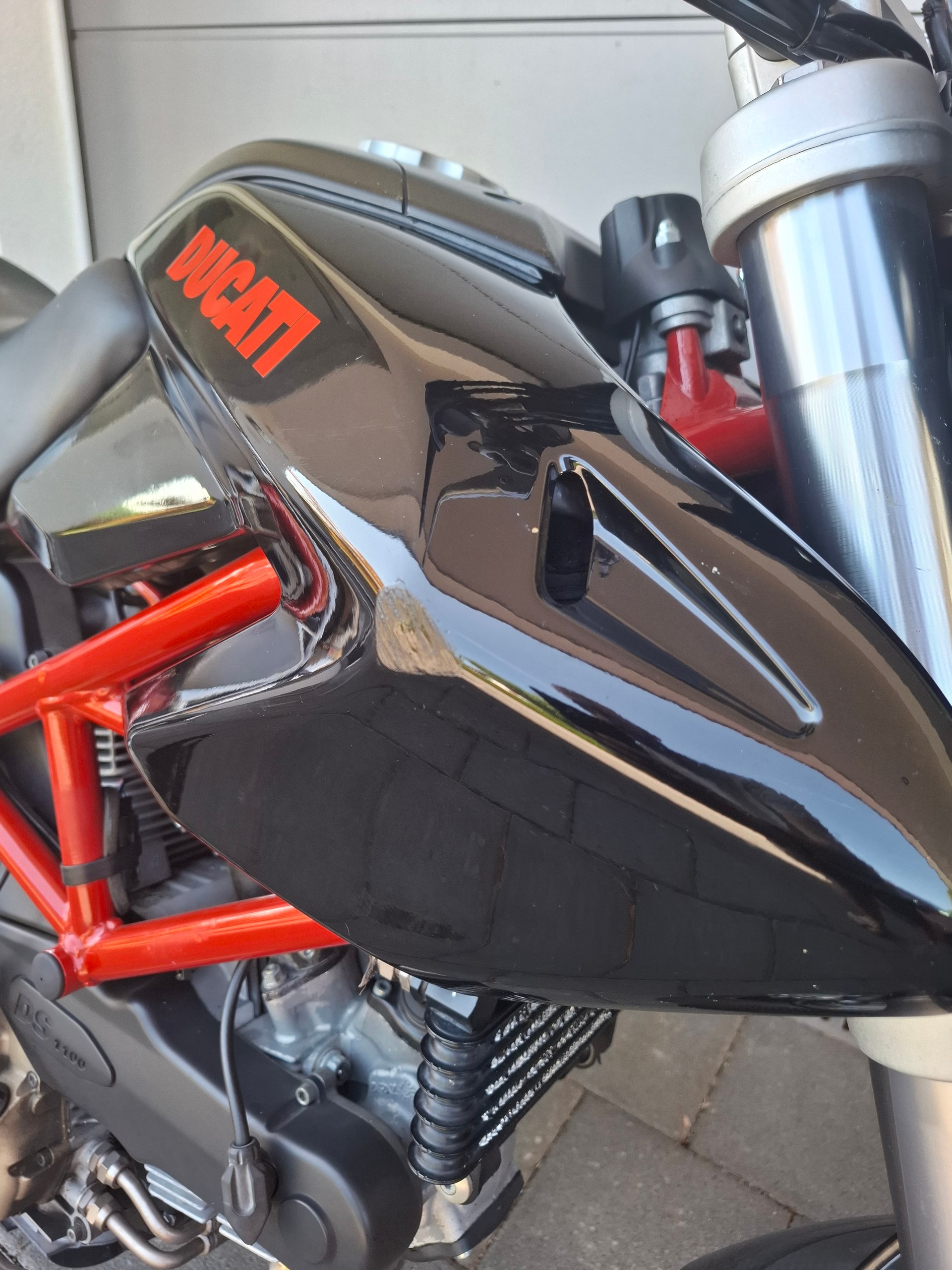 DUCATI Hypermotard 1100-image-5