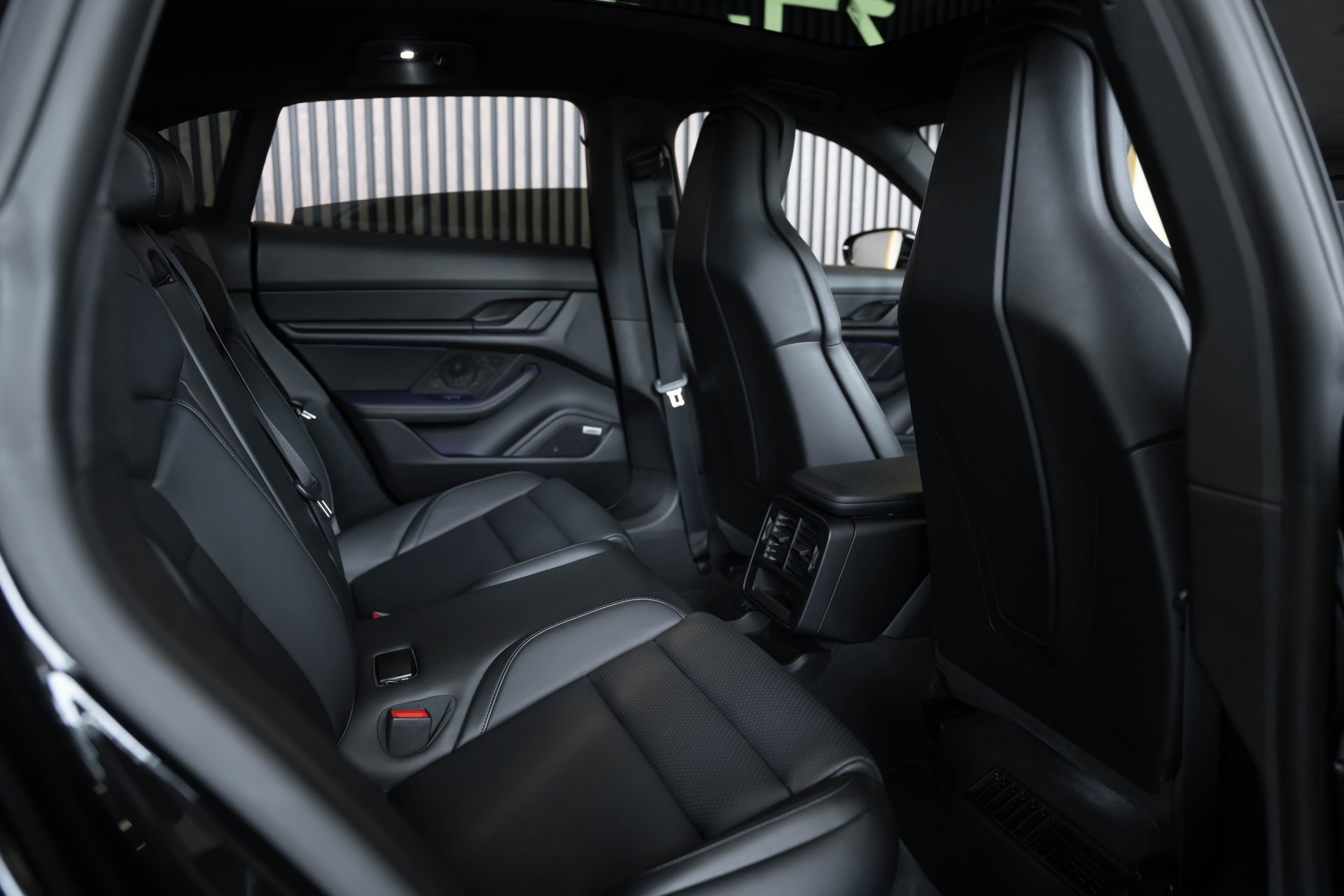 PORSCHE Taycan 4 Cross Turismo-image-19
