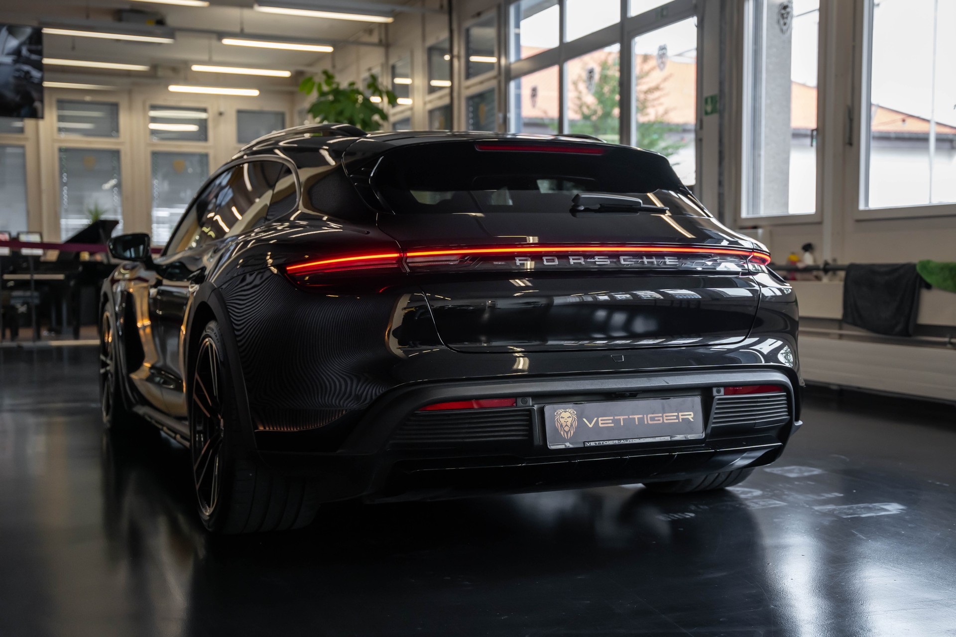 PORSCHE Taycan 4 Cross Turismo-showroom-element-3