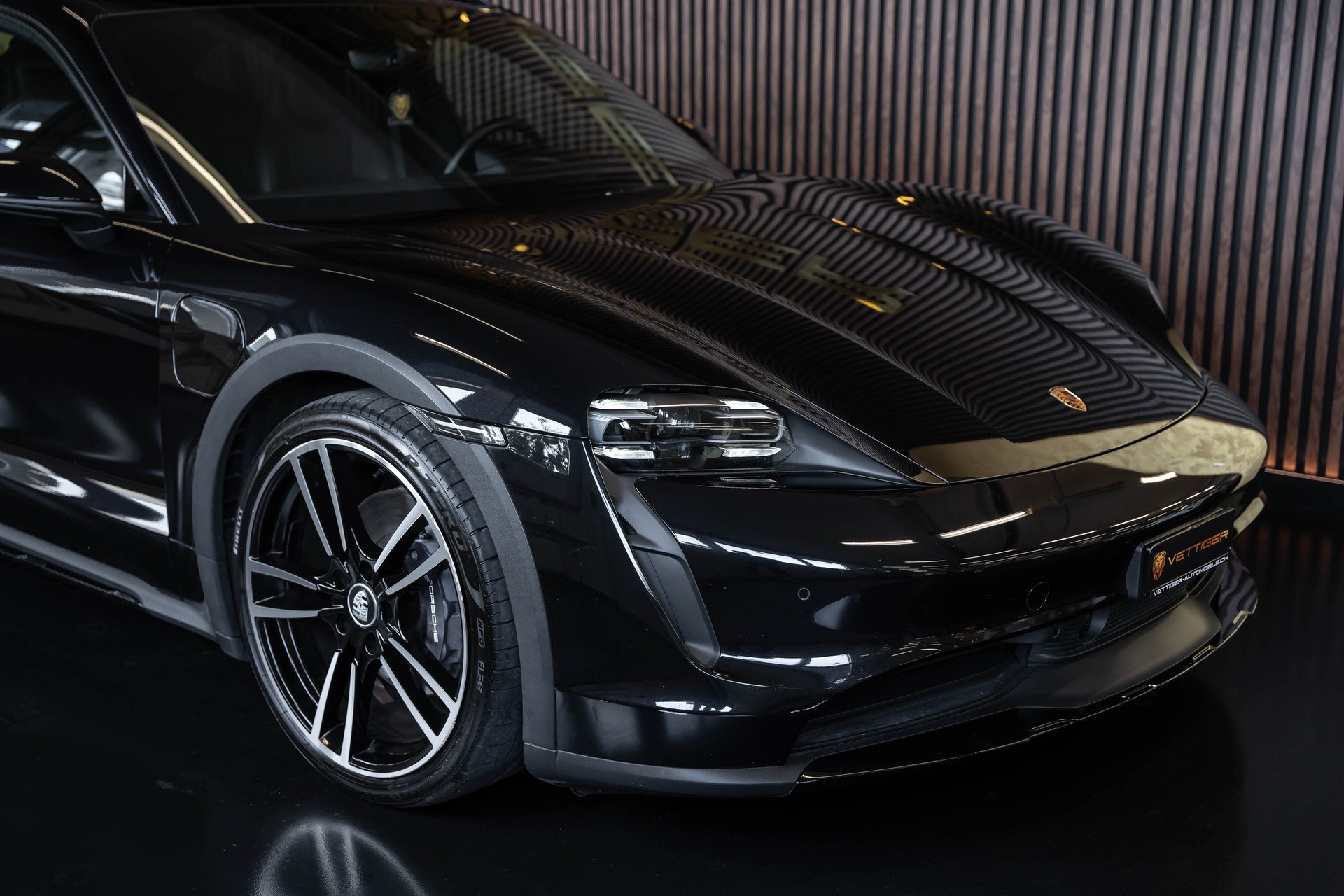 PORSCHE Taycan 4 Cross Turismo-image-9
