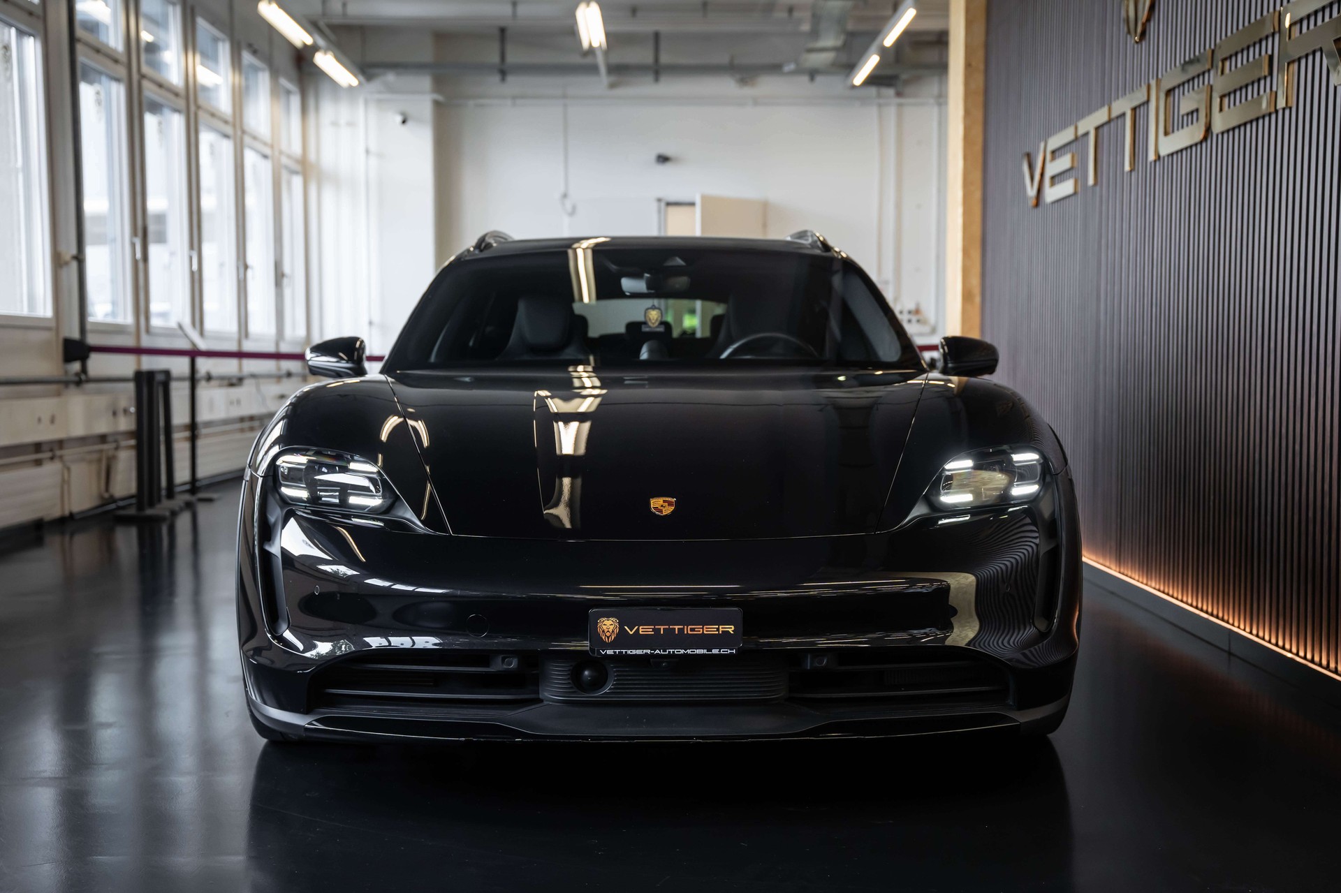 PORSCHE Taycan 4 Cross Turismo-showroom-element-1