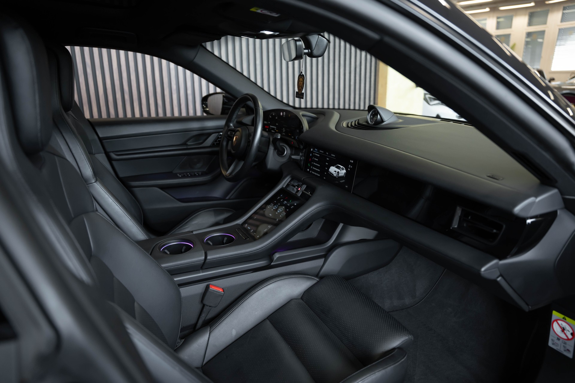 PORSCHE Taycan 4 Cross Turismo-image-14