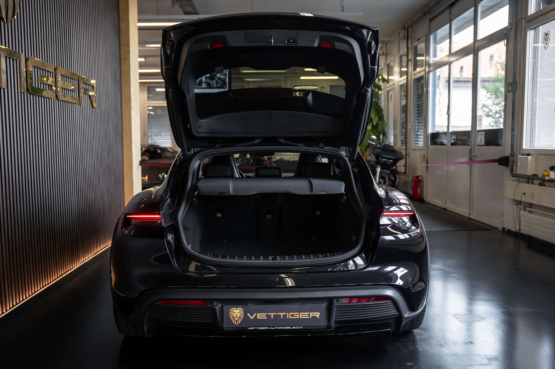 PORSCHE Taycan 4 Cross Turismo-image-5