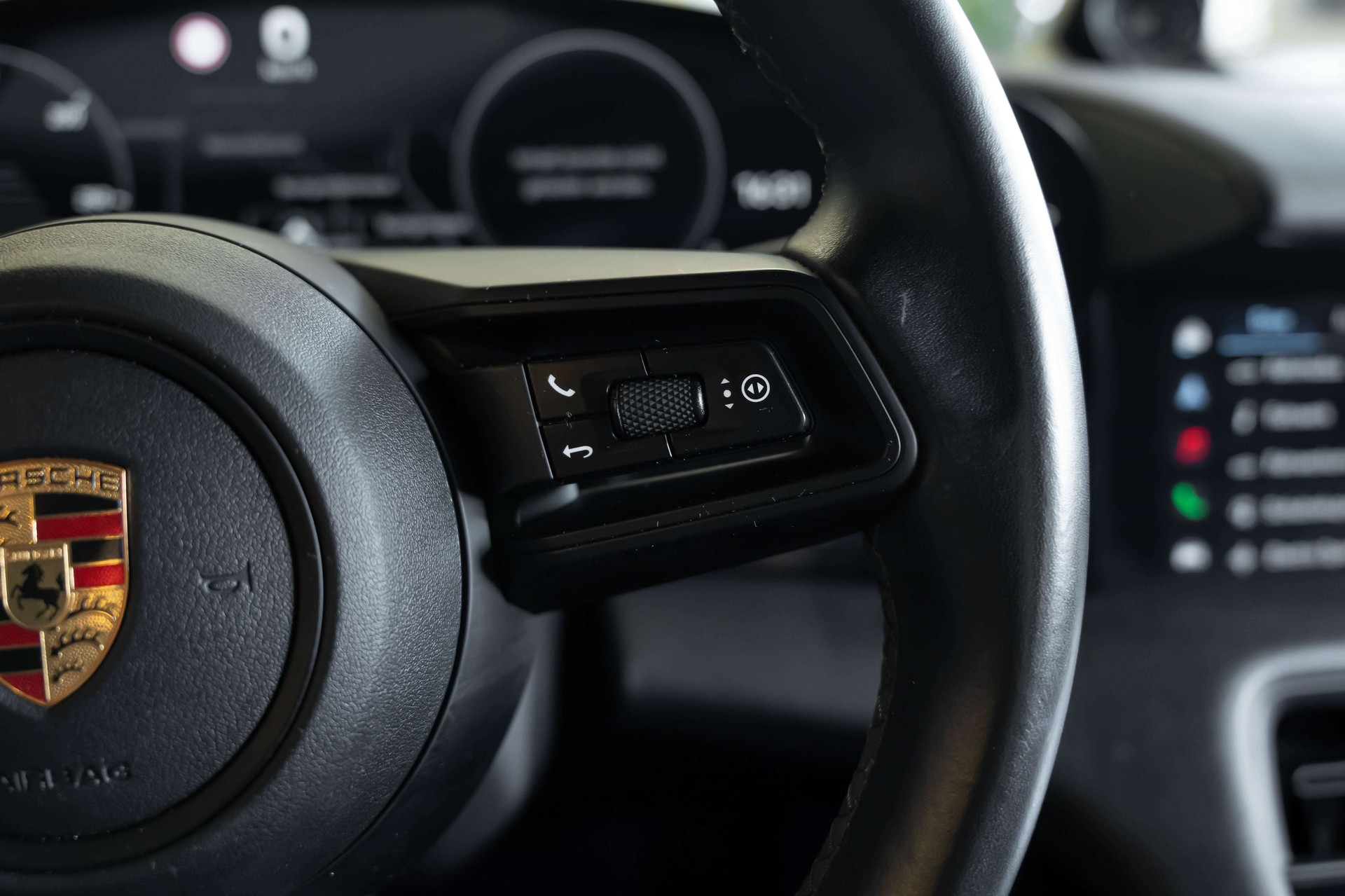 PORSCHE Taycan 4 Cross Turismo-image-29