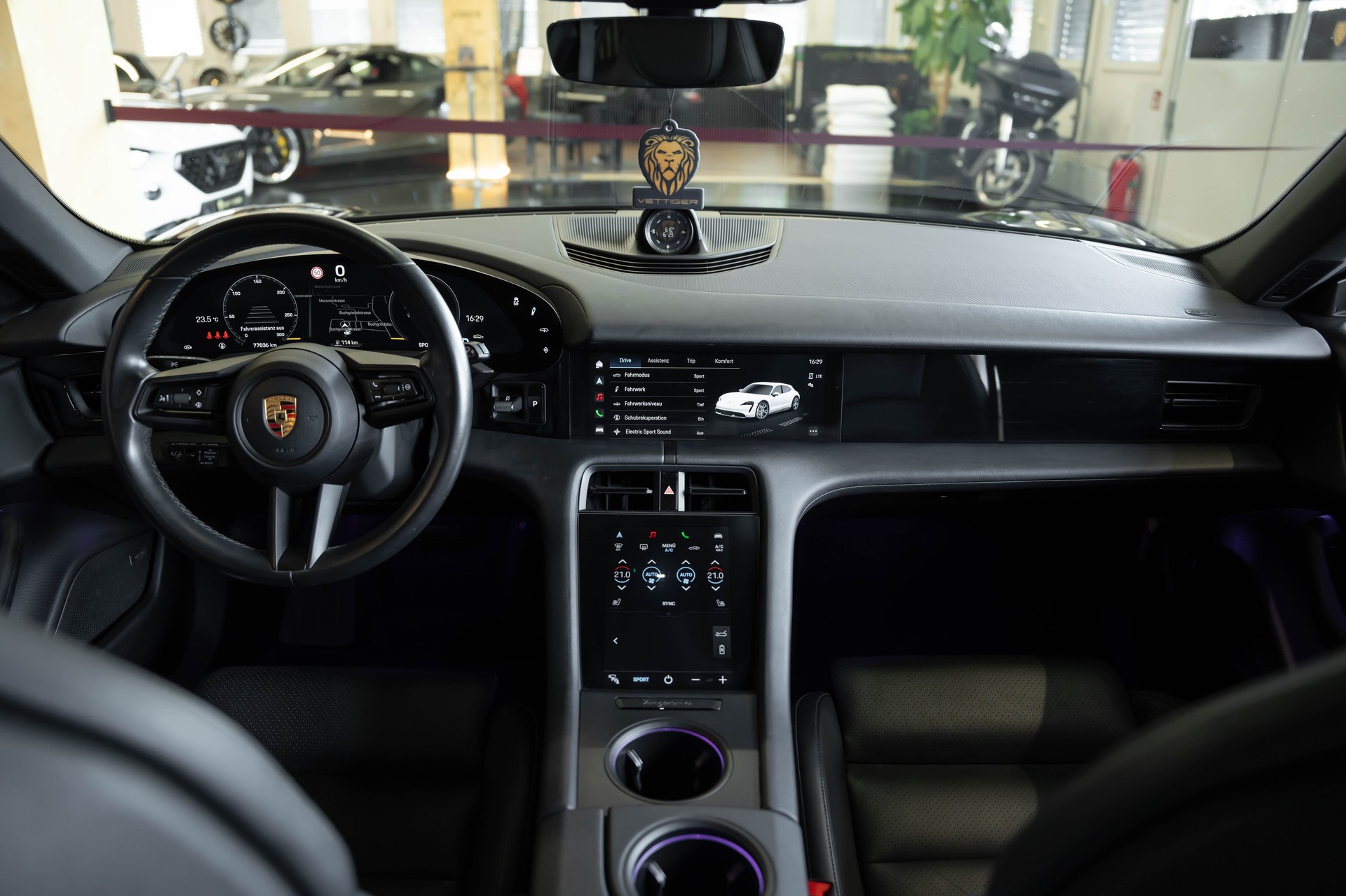 PORSCHE Taycan 4 Cross Turismo-image-11