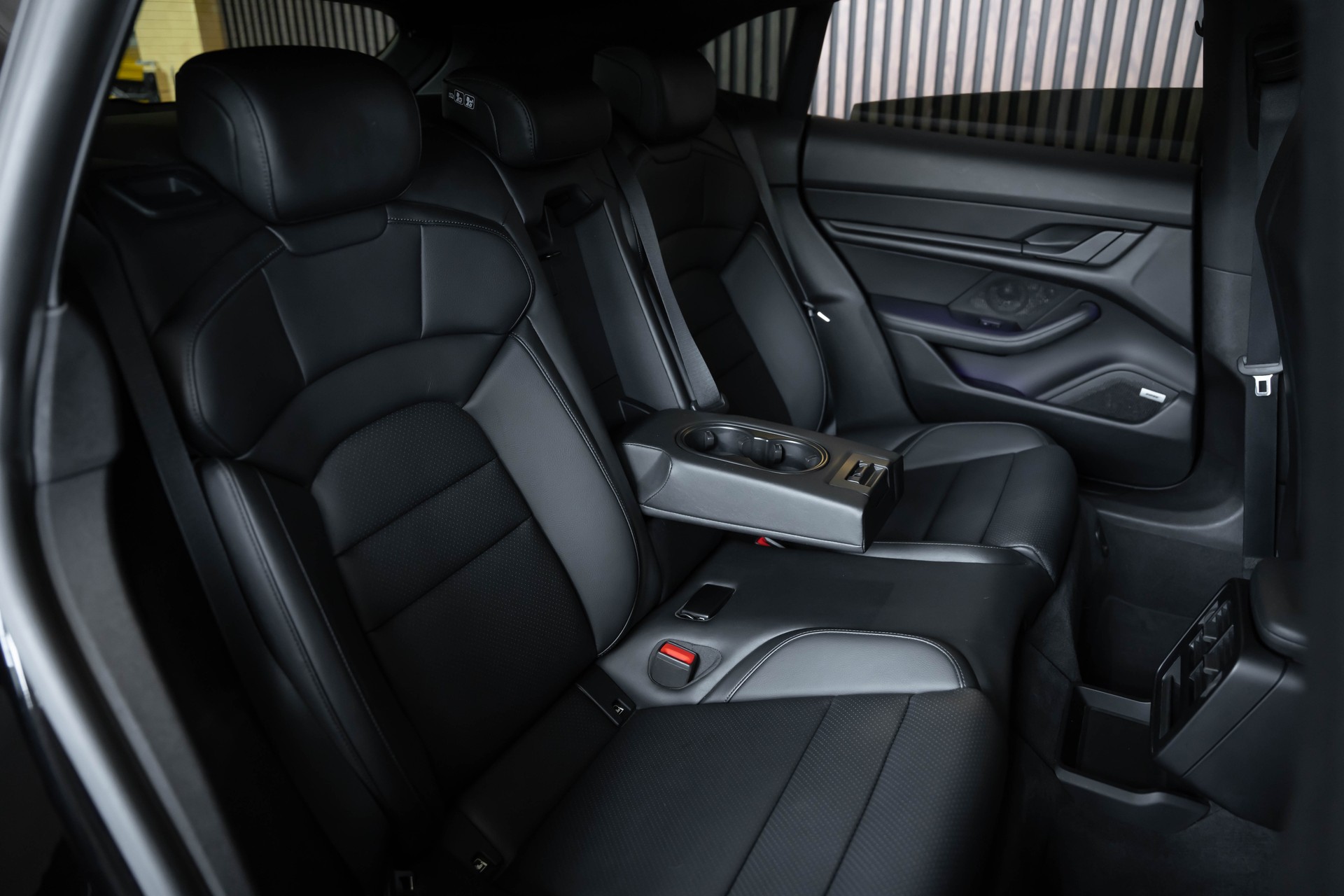 PORSCHE Taycan 4 Cross Turismo-image-18