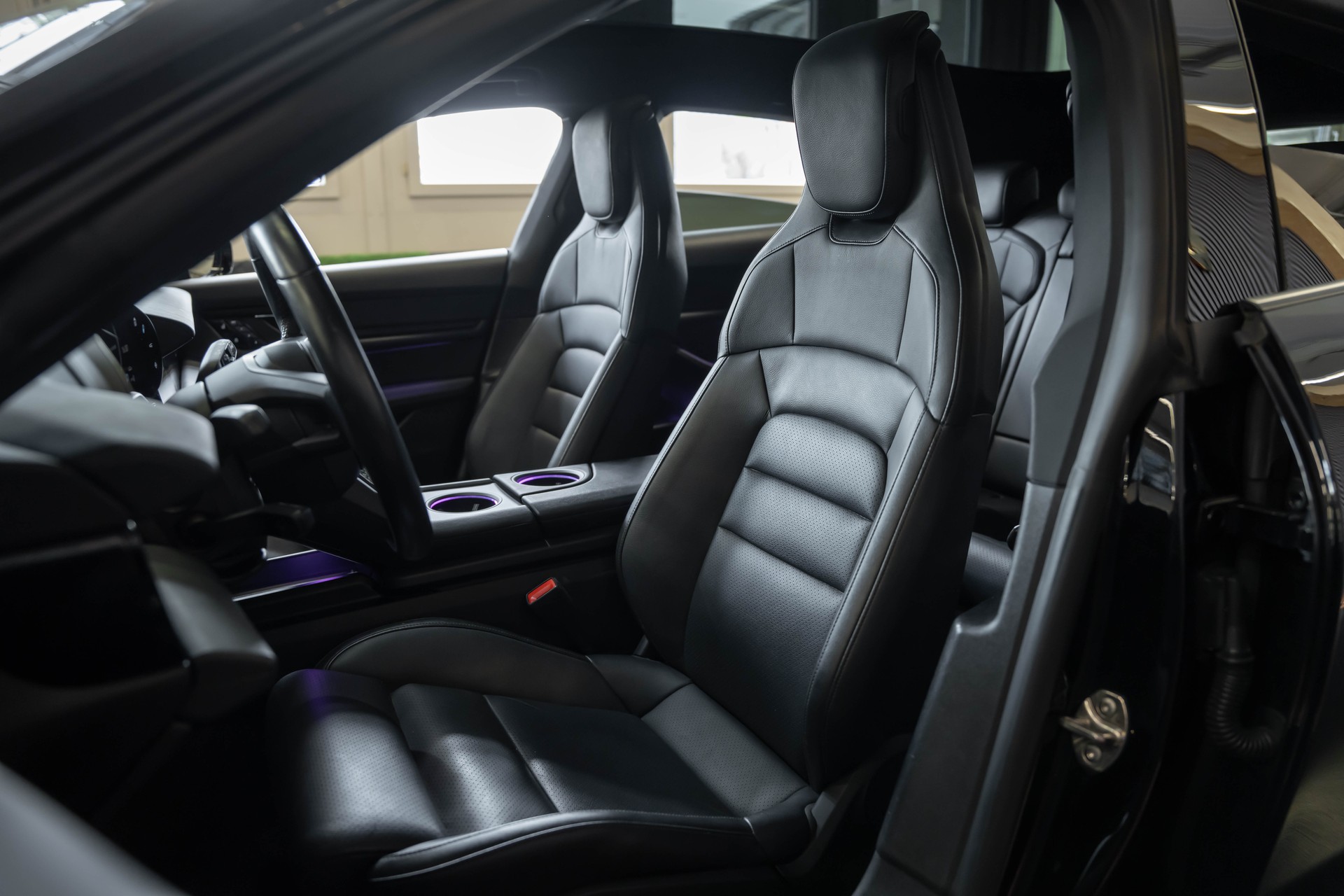 PORSCHE Taycan 4 Cross Turismo-image-13