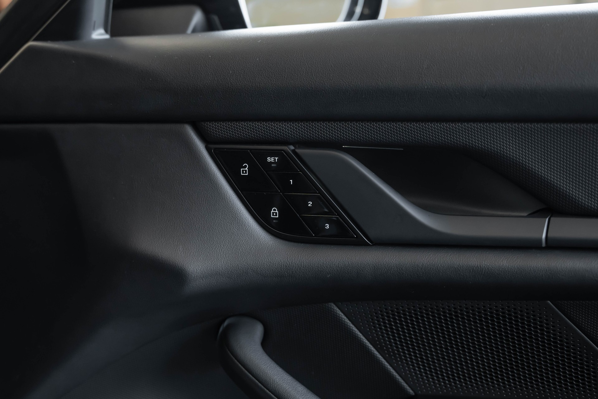 PORSCHE Taycan 4 Cross Turismo-image-25