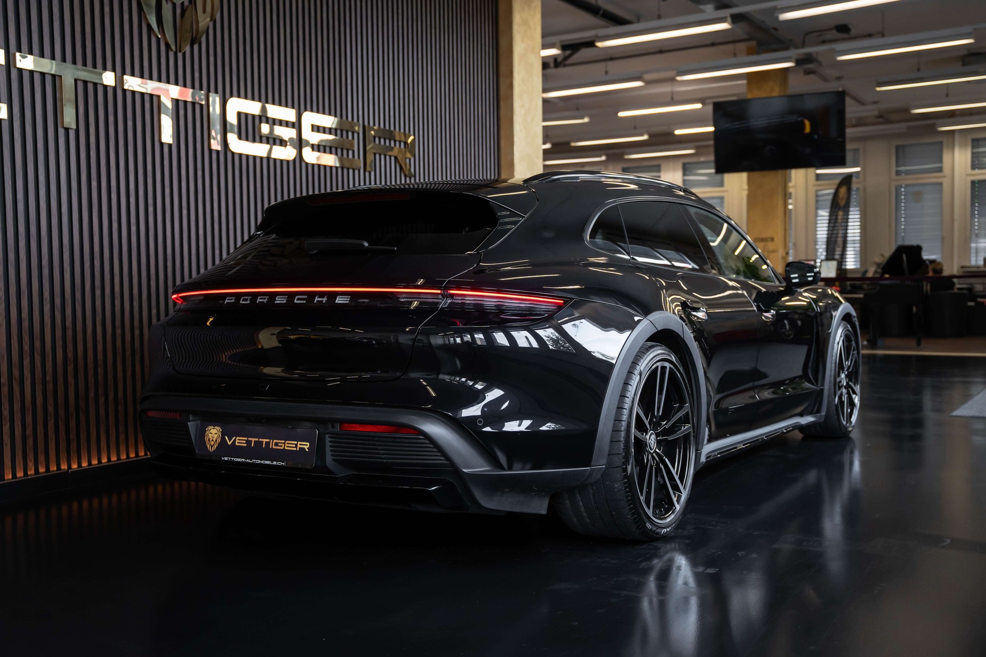 PORSCHE Taycan 4 Cross Turismo-image-6