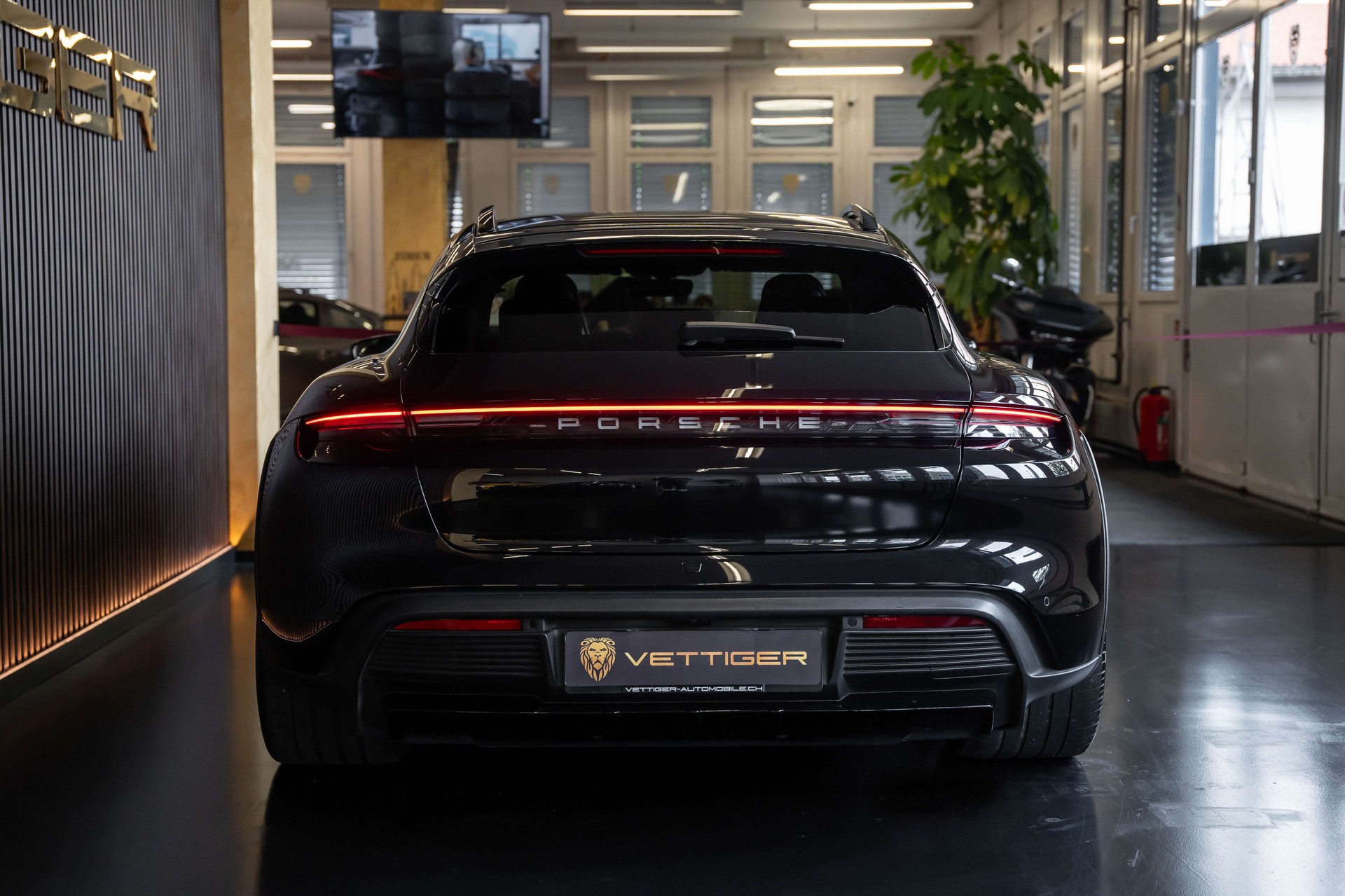 PORSCHE Taycan 4 Cross Turismo-image-4