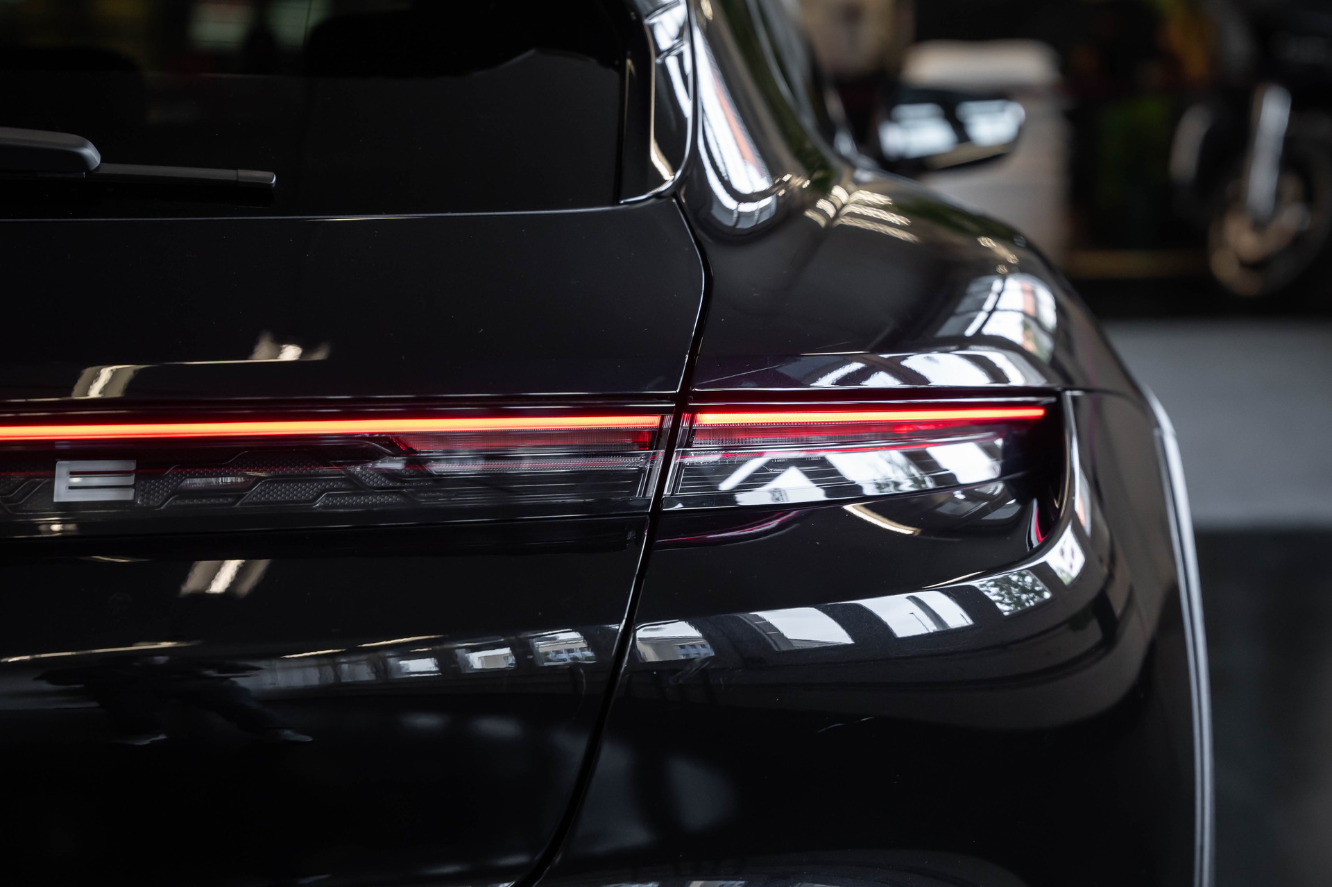 PORSCHE Taycan 4 Cross Turismo-image-8