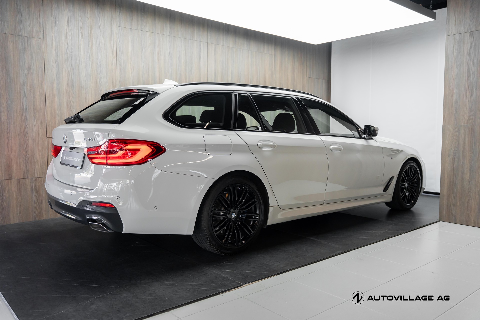 BMW 540i xDrive Touring Steptronic-showroom-element-1