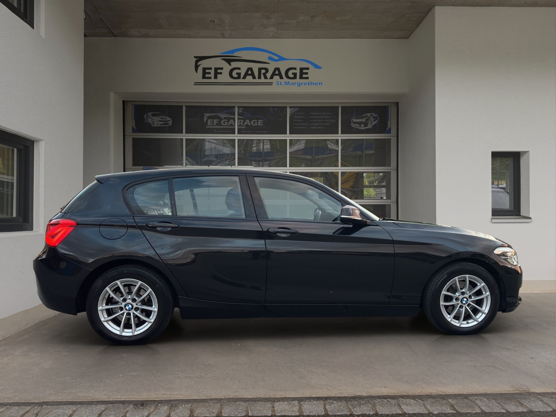 BMW 120d xDrive Steptronic-showroom-element-3
