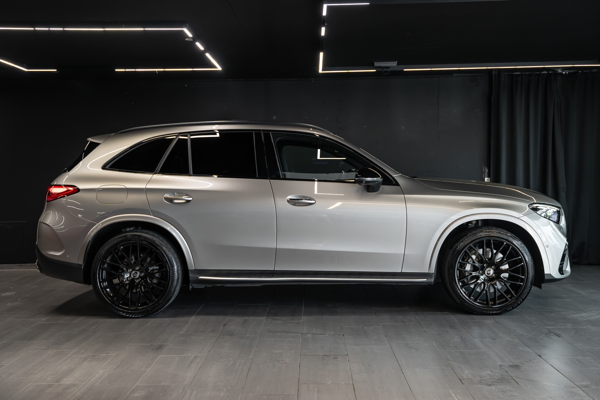 MERCEDES-BENZ GLC 220 d 4Matic 9G-Tronic / MSI Werksgarantie / Night Paket / Pano-Schiebedach / Standheizung / 8 Fach bereift-image-2