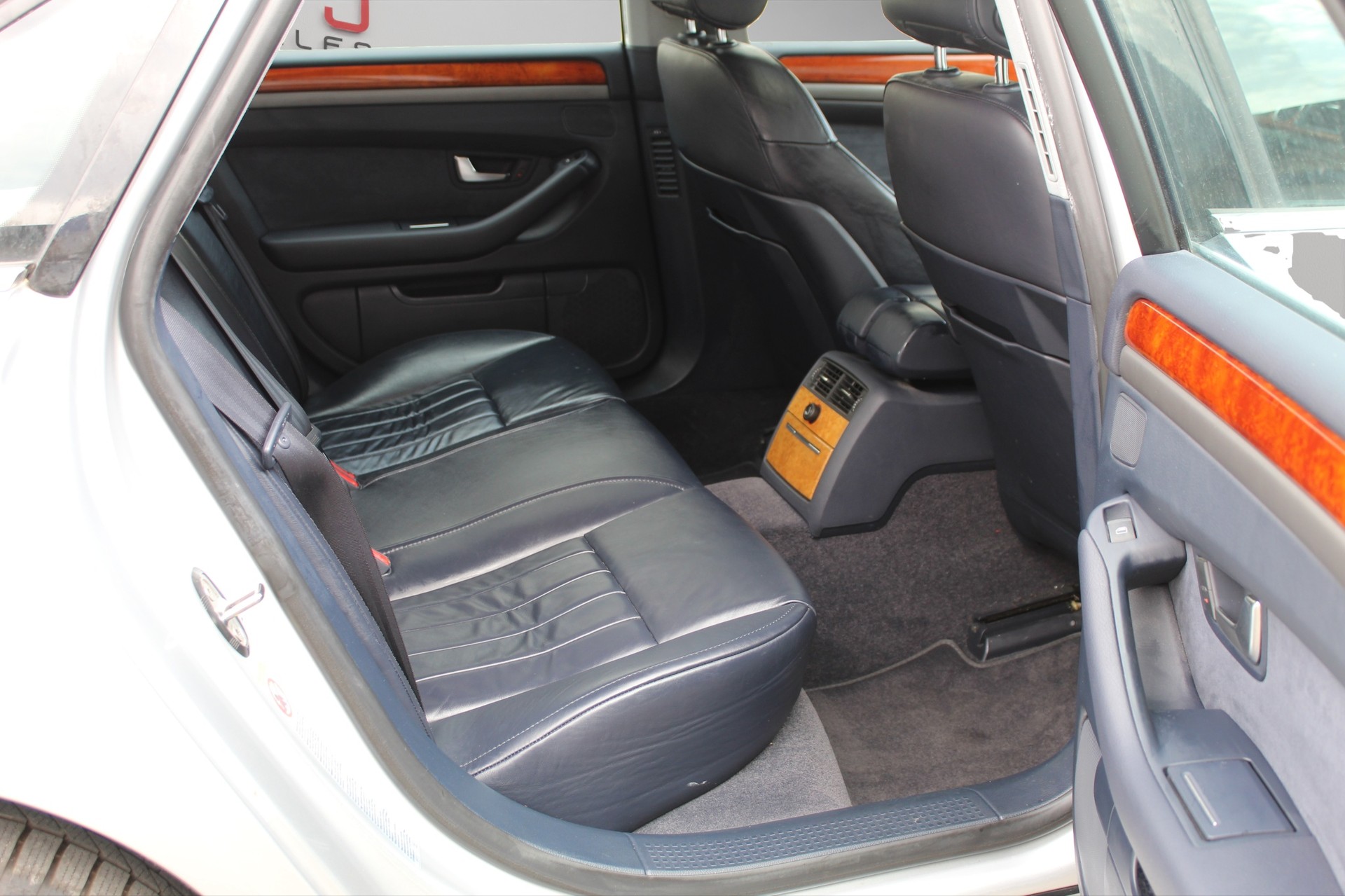 AUDI A8 3.7 quattro tiptronic-image-10