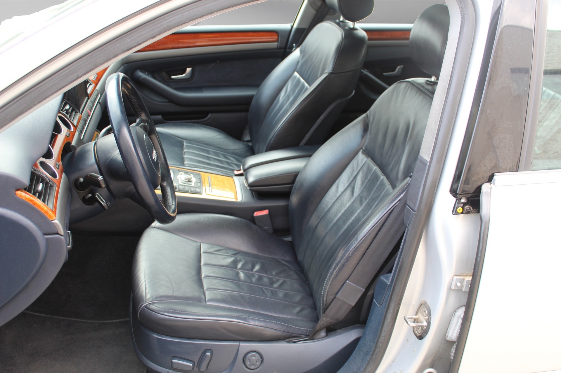 AUDI A8 3.7 quattro tiptronic-image-7