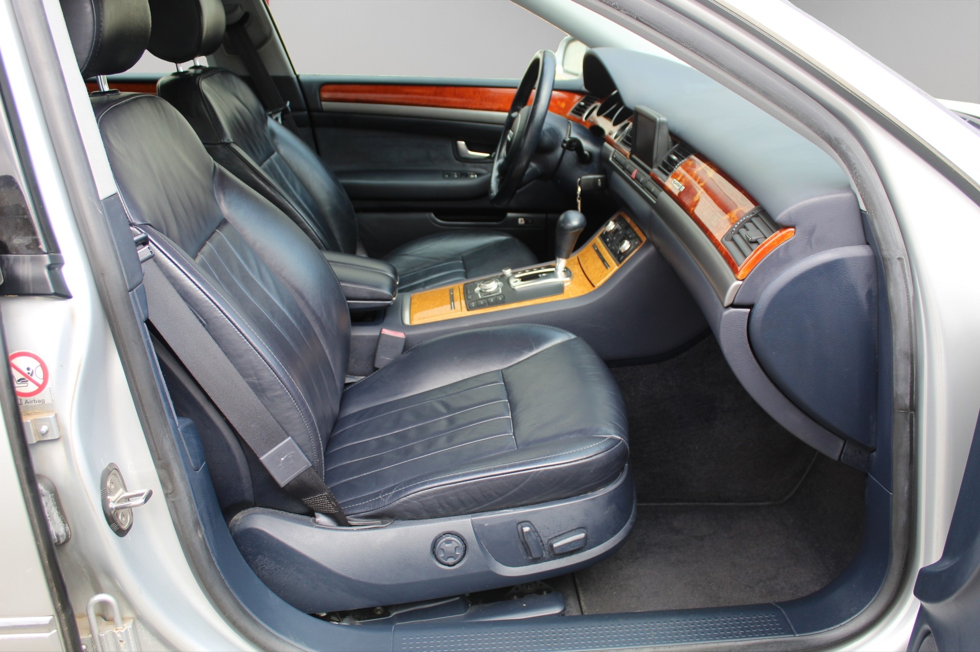 AUDI A8 3.7 quattro tiptronic-image-8
